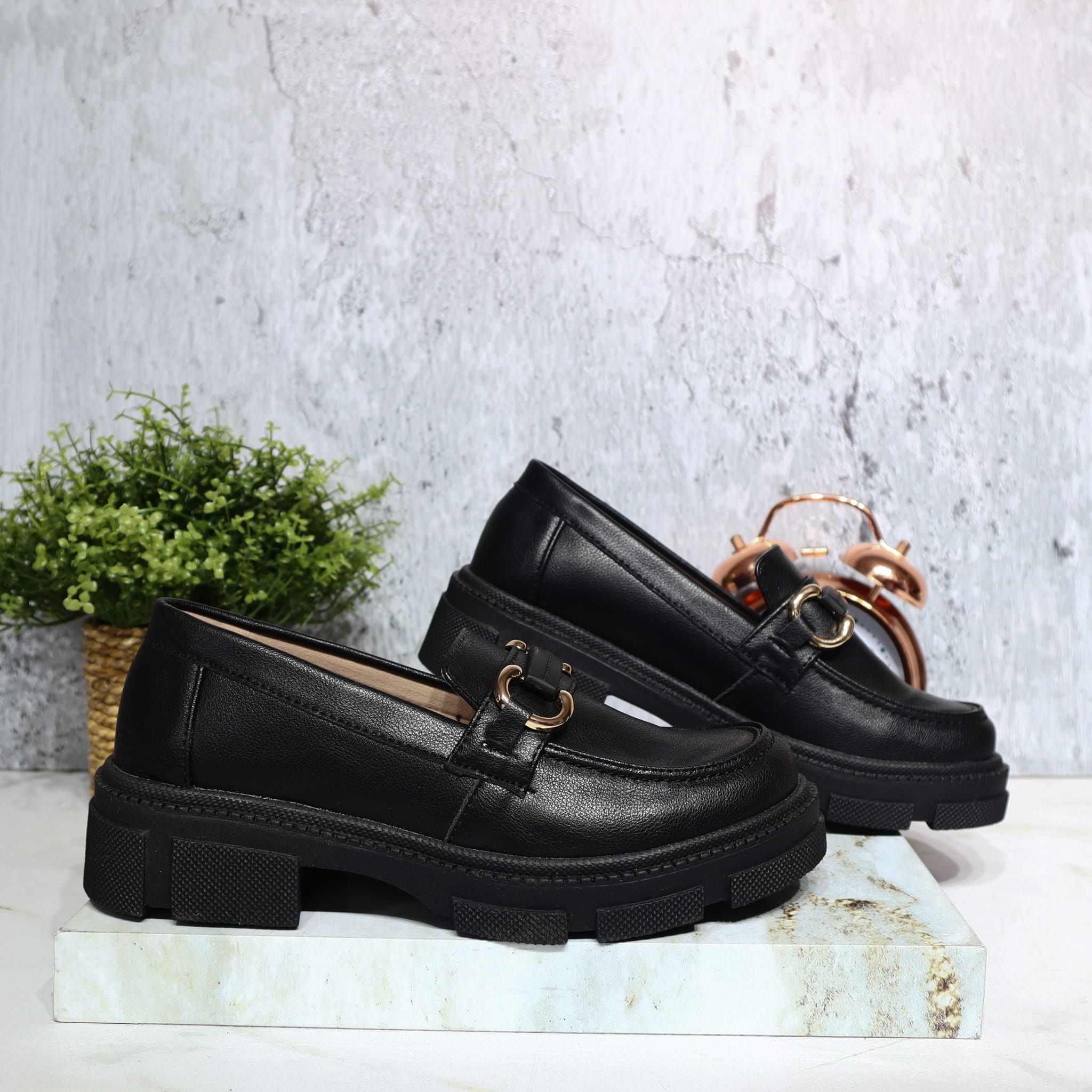Mocasin negro tipo cuero para mujer 472-Z284