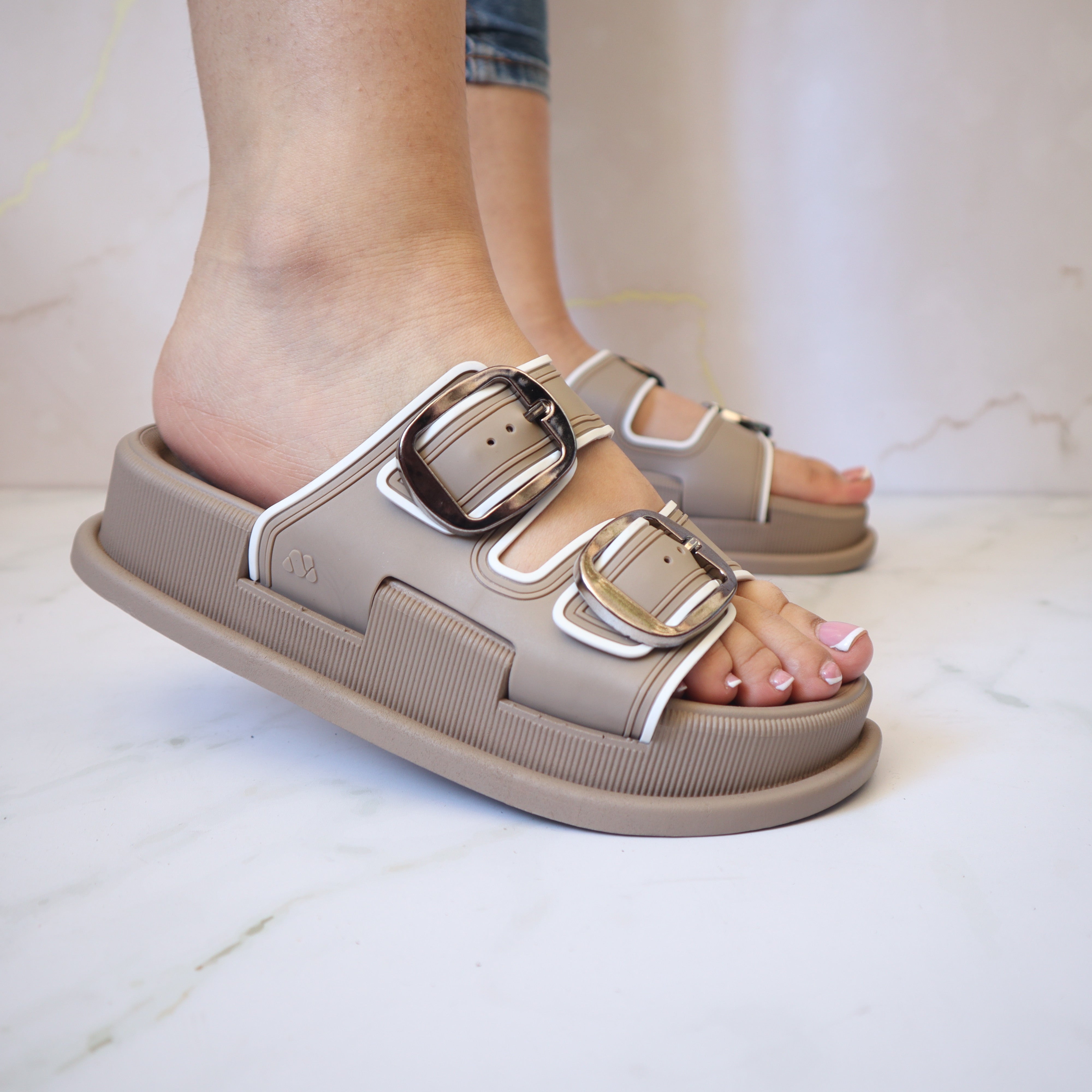 Sandalia plana para mujer 2501-Z457