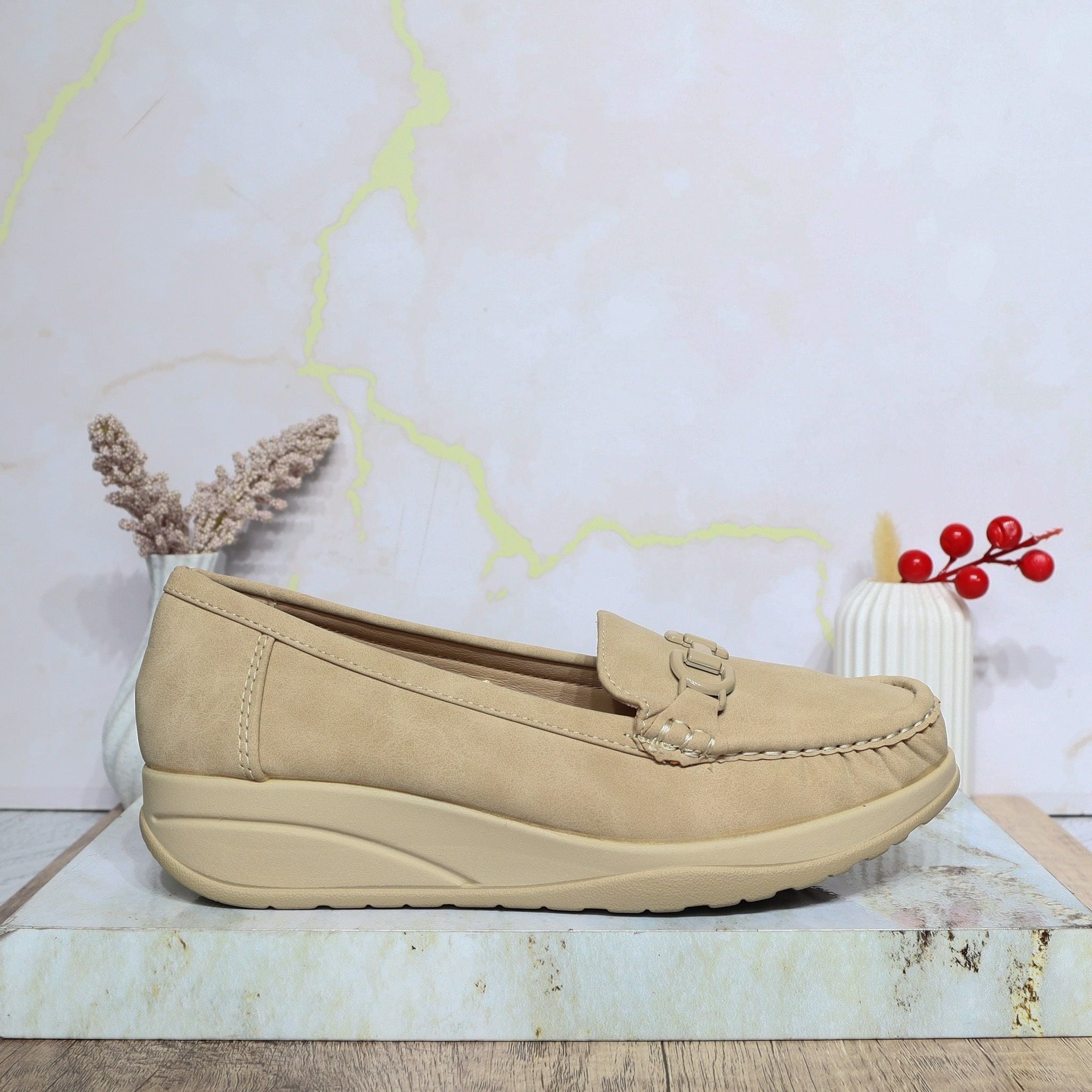 Mocasin beige para mujer 2549-Z719