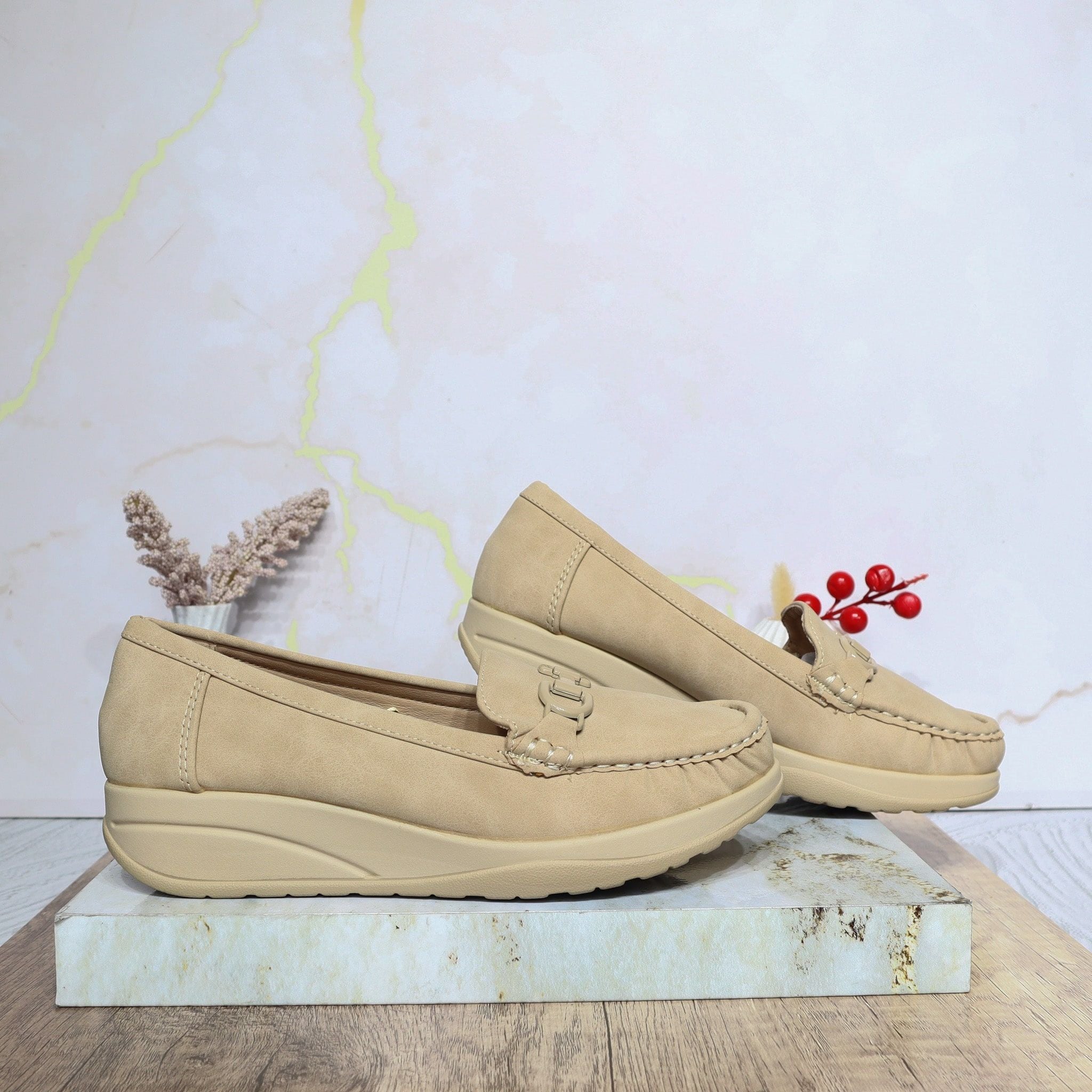 Mocasin beige para mujer 2549-Z719