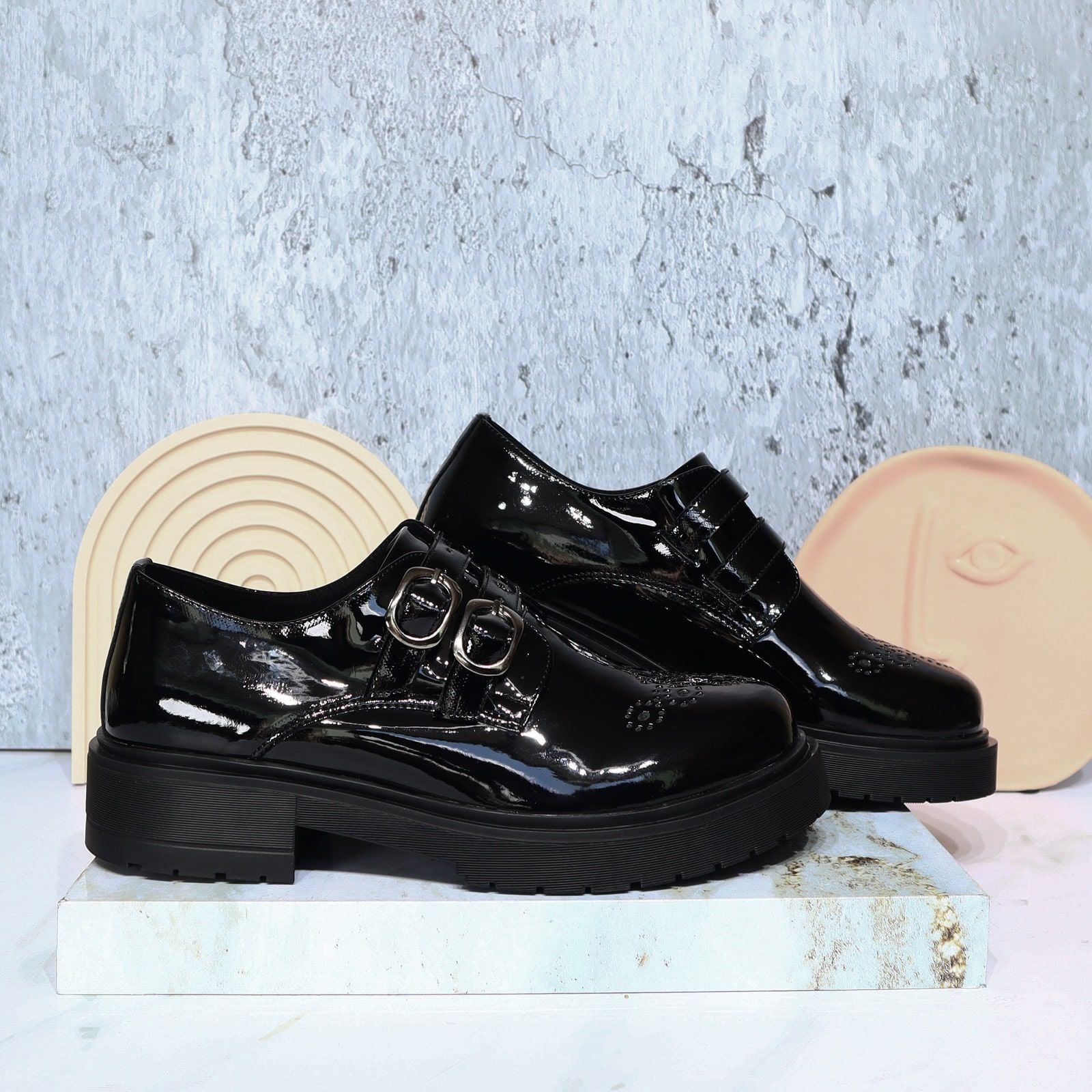 Mocasin negro charol para mujer 2577-Z22