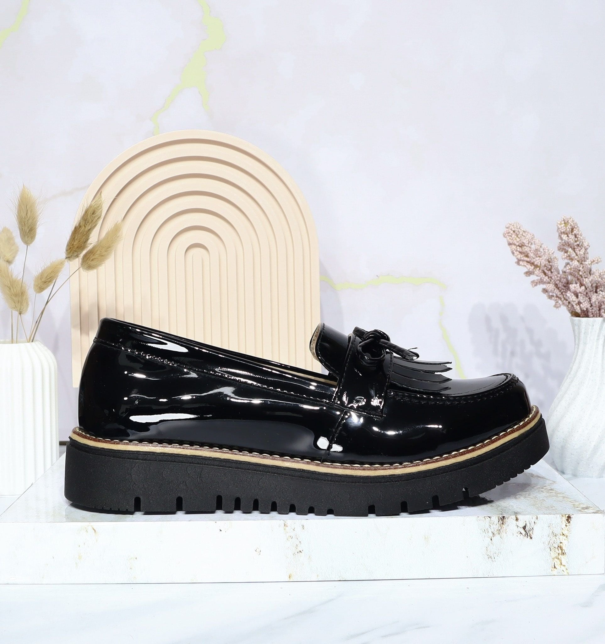 Mocasin negro charol para mujer 526-Z284