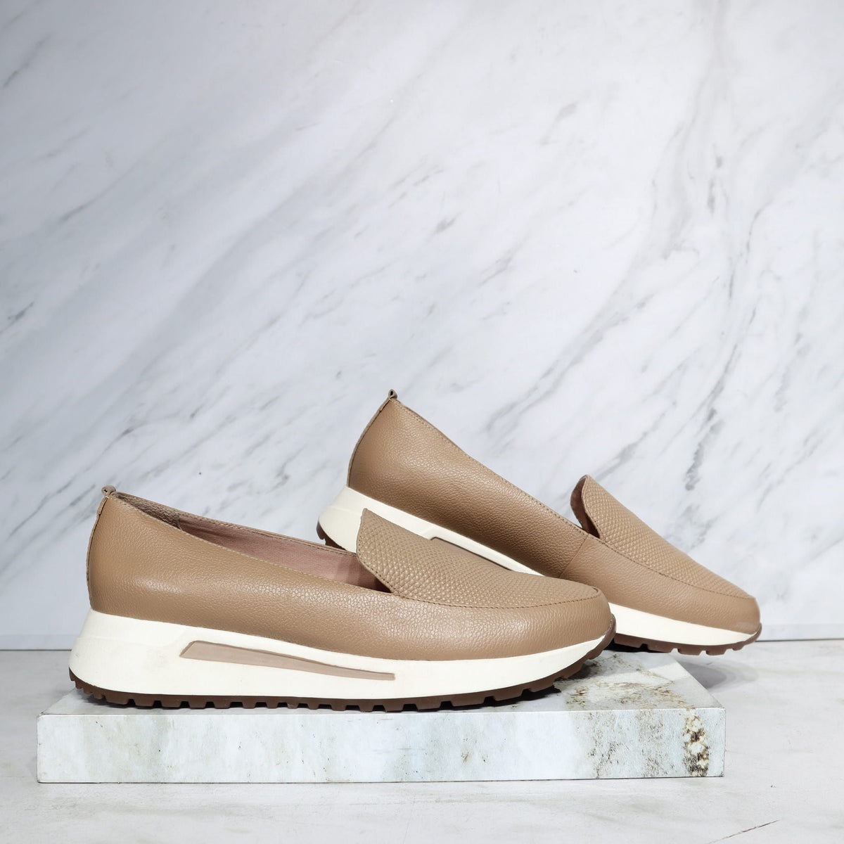 Mocasin capuchino cuero para mujer H-GINA