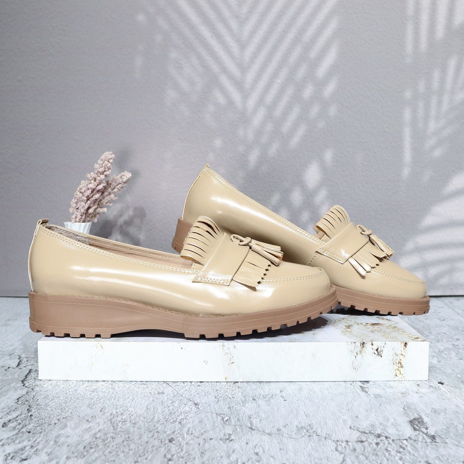 Baleta taupe charol para mujer H-MARCELA