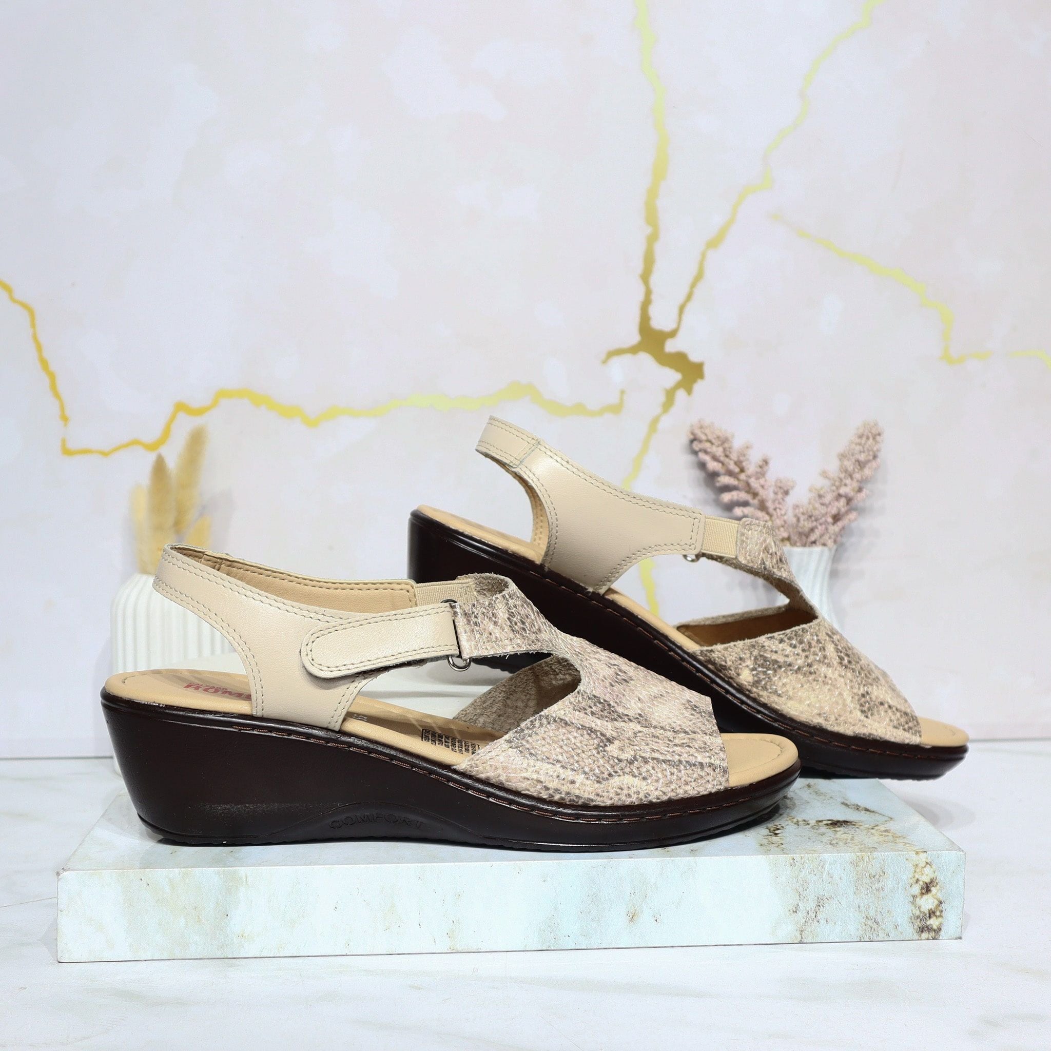 Romulo sandalia almendra para mujer RO5591