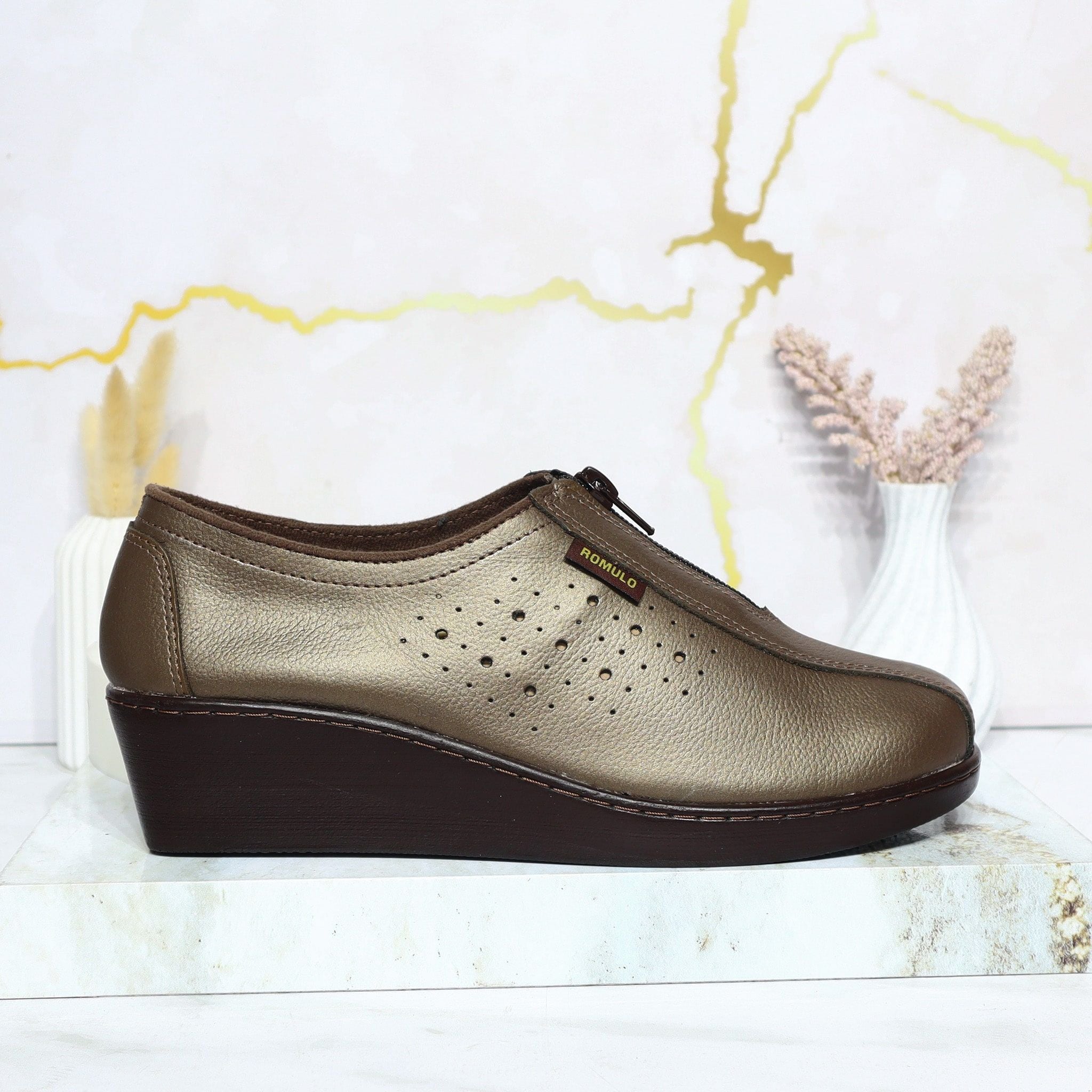 Mocasin cafe metal para mujer RO0875