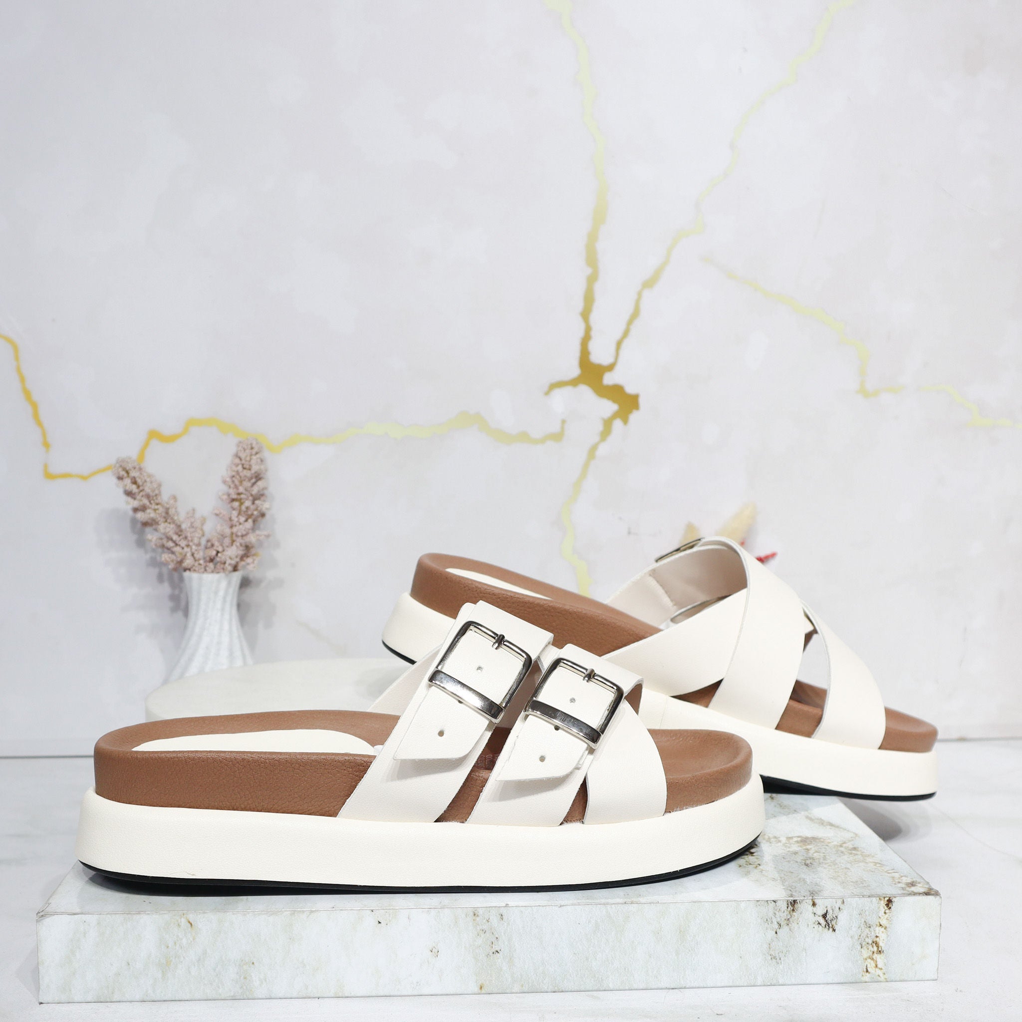 Sandalia plana talco para mujer 010-Z43