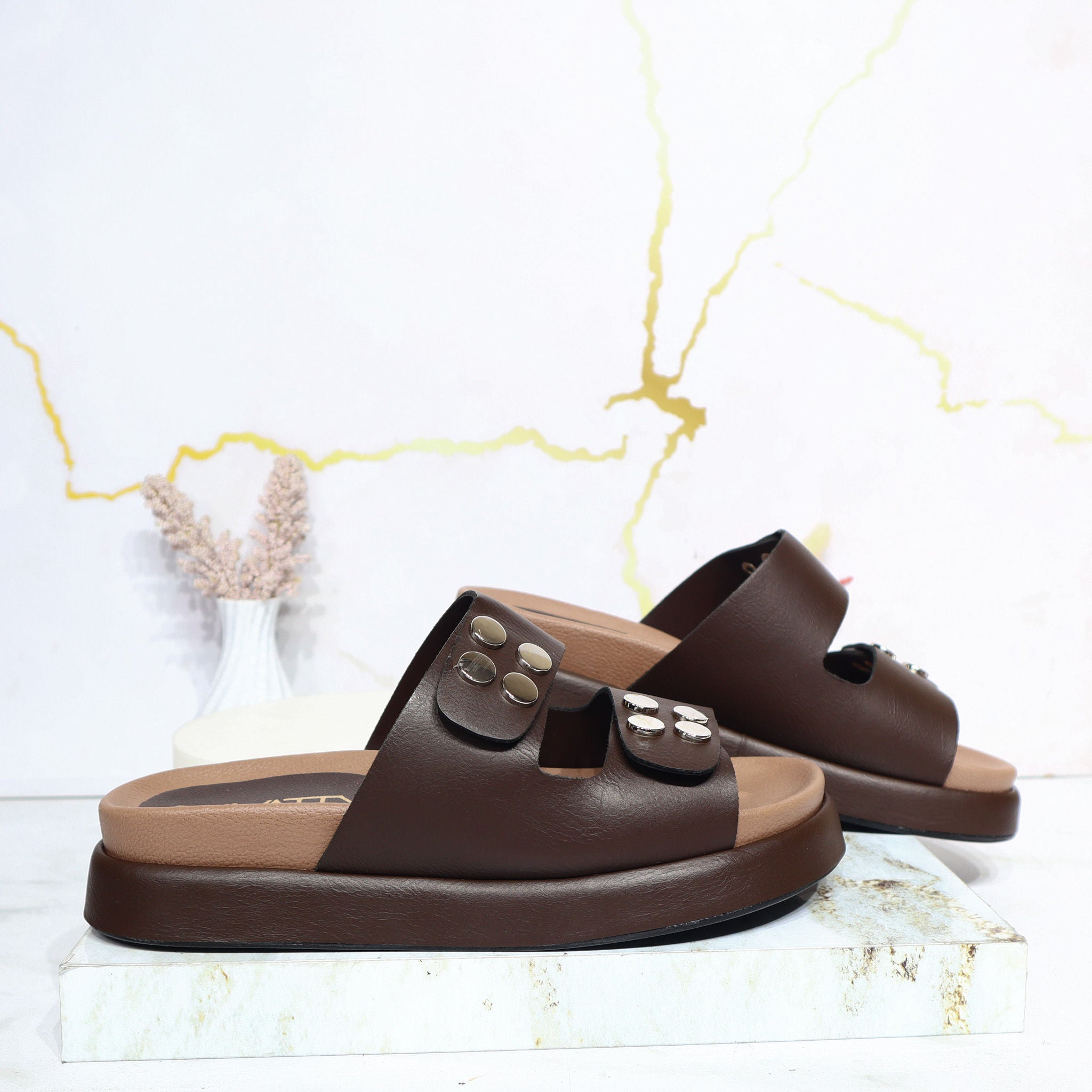 Sandalia plana cafe para mujer 02-Z43