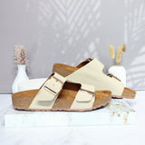Sandalia plana arena para mujer 21000-Z620