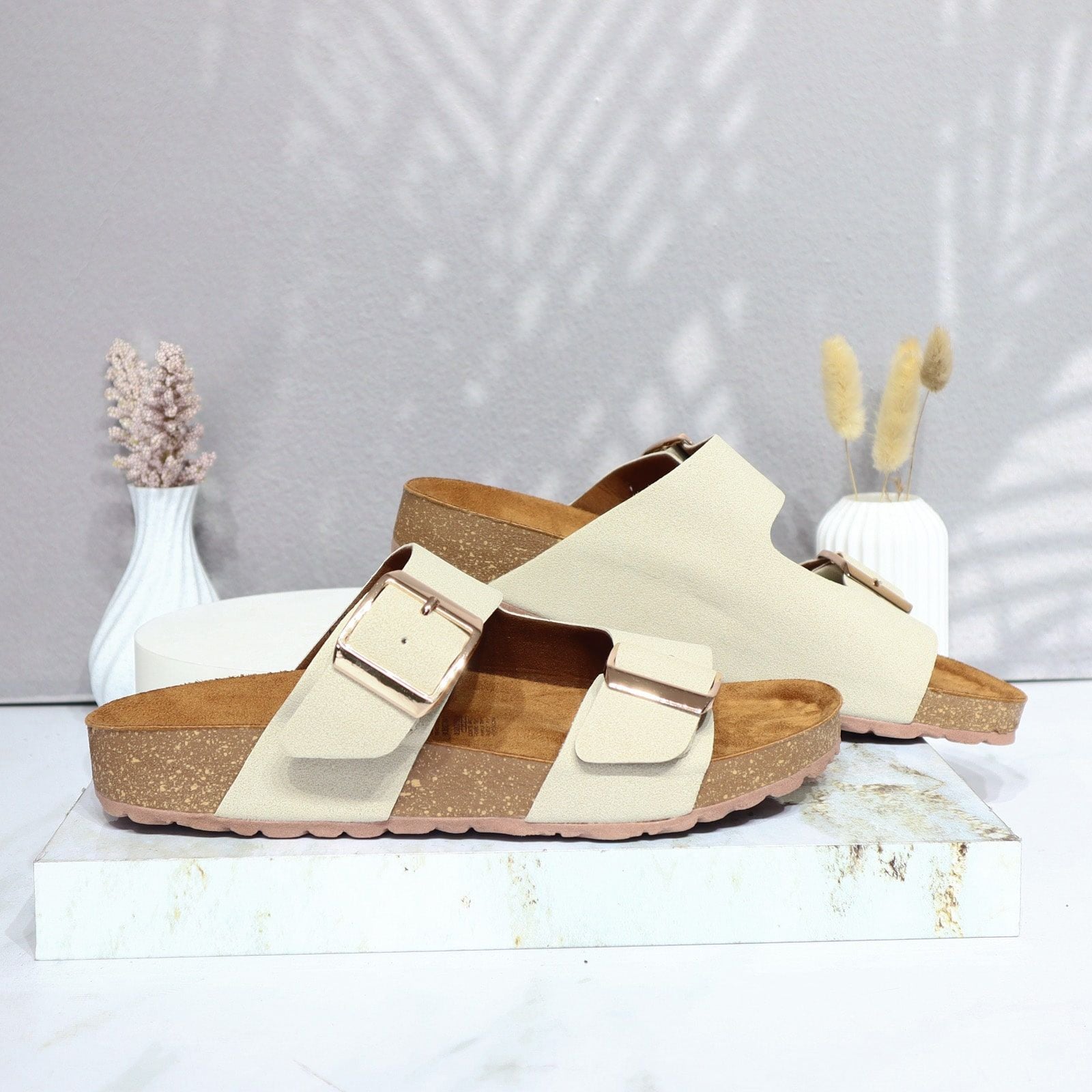 Sandalia plana arena para mujer 21000-Z620