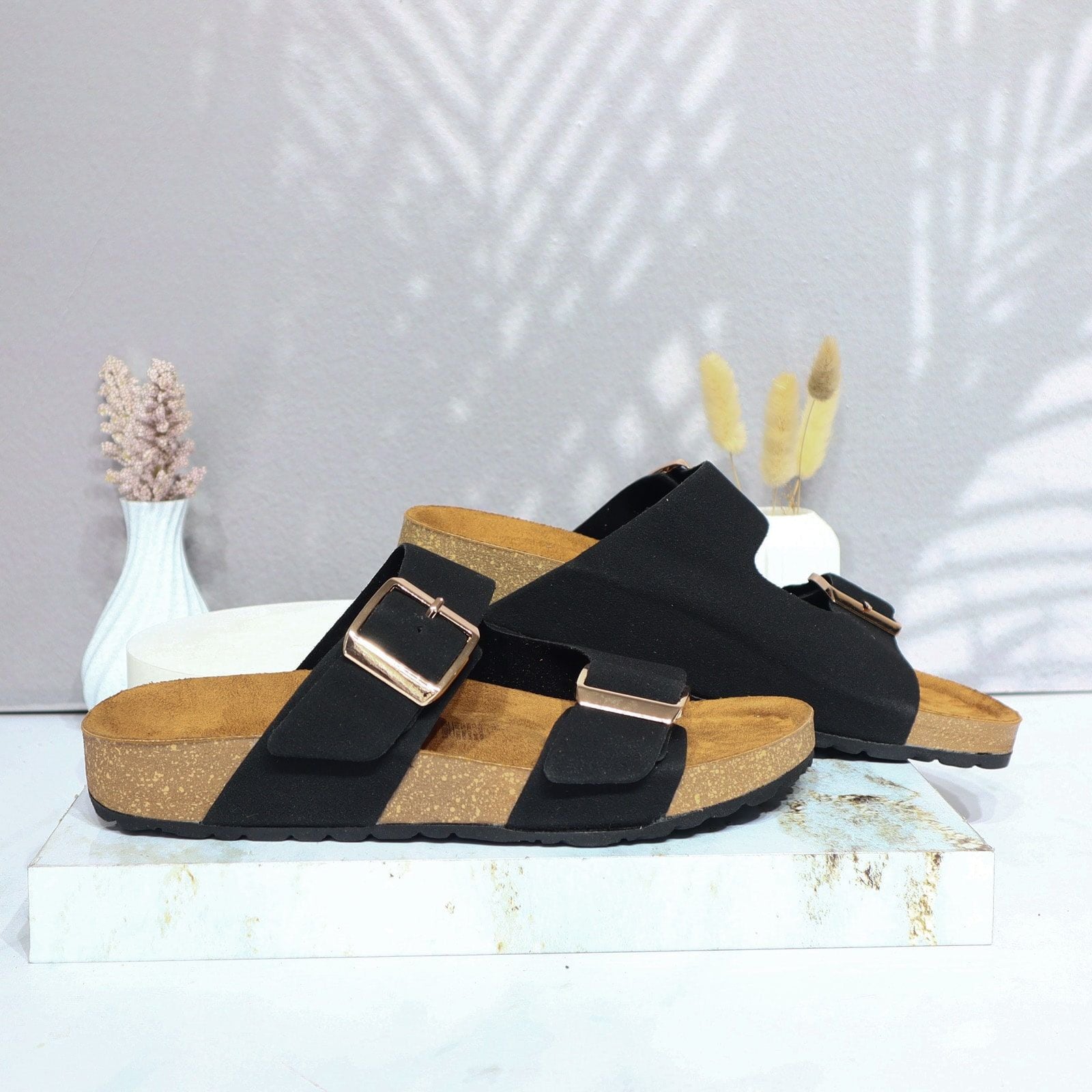 Sandalia plana negro para mujer 21000-Z620