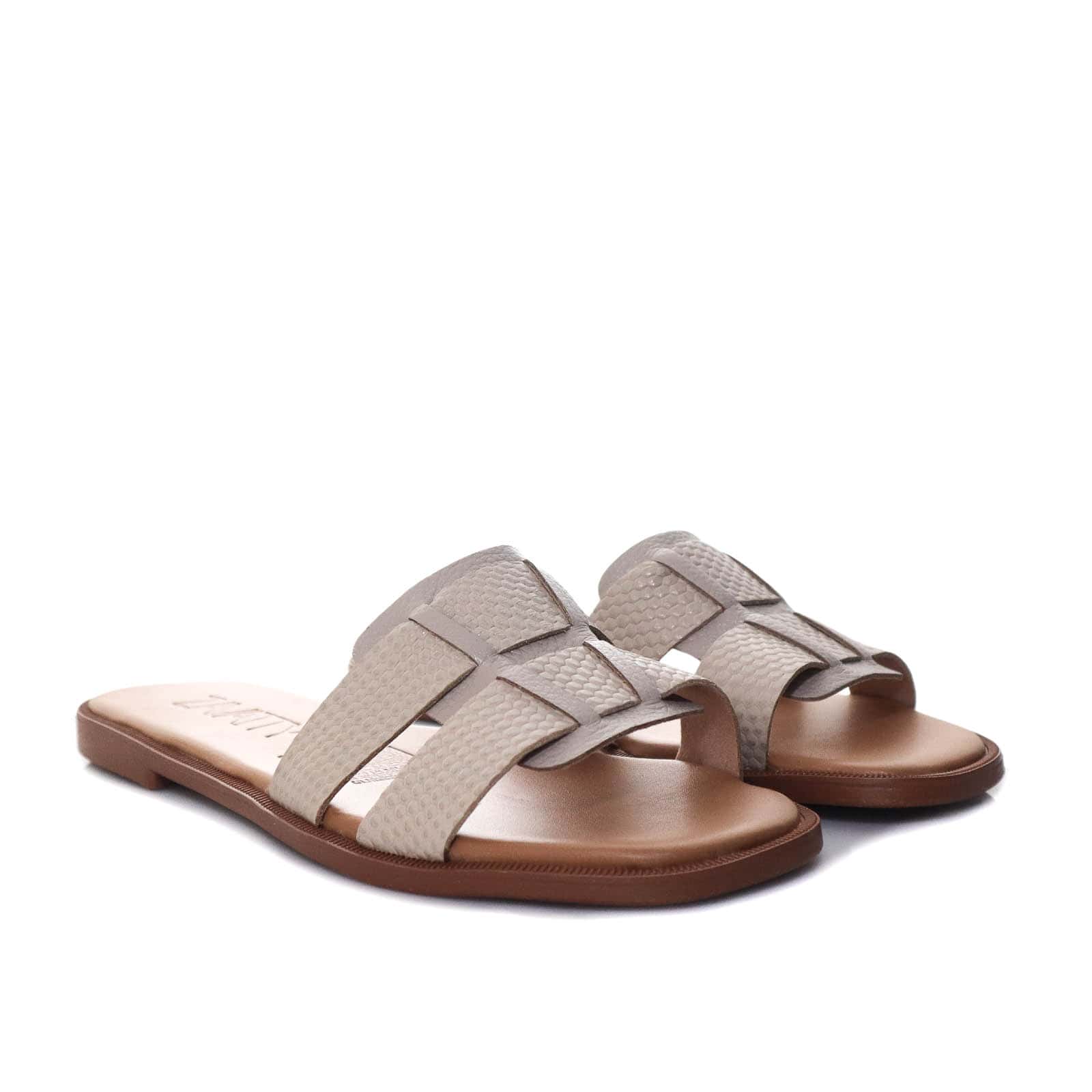 Sandalia plana arena para mujer 23C18-Z19