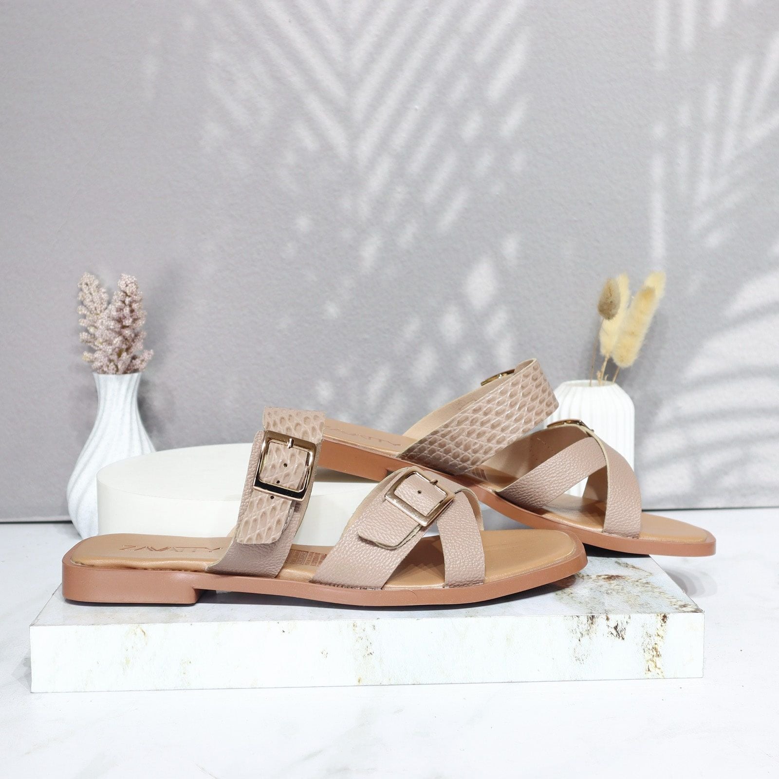 Sandalia plana taupe cuero para mujer 25C36-Z19