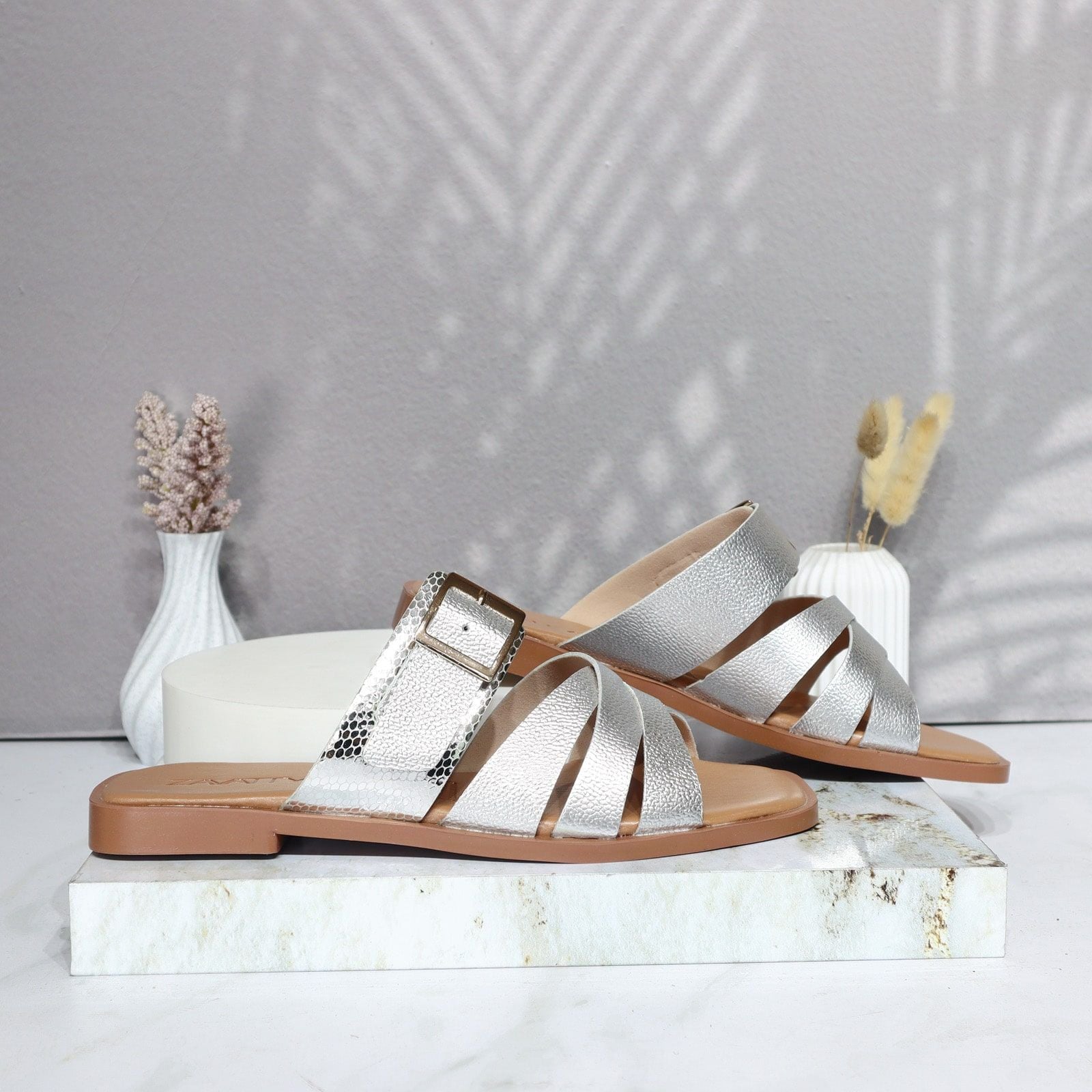 Sandalia plana plateado cuero para mujer 25C38-Z19