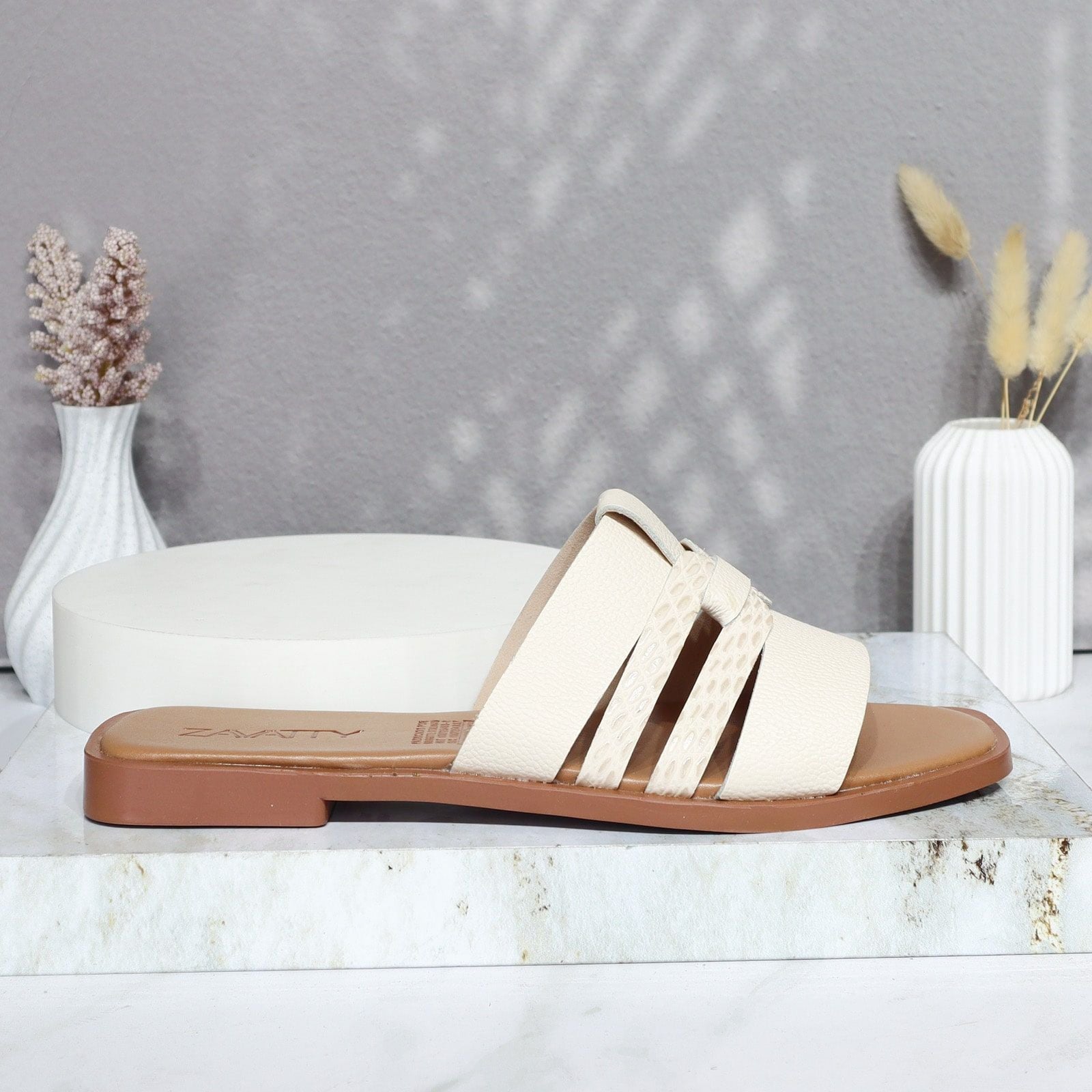 Sandalia plana talco cuero para mujer 25C39-Z19