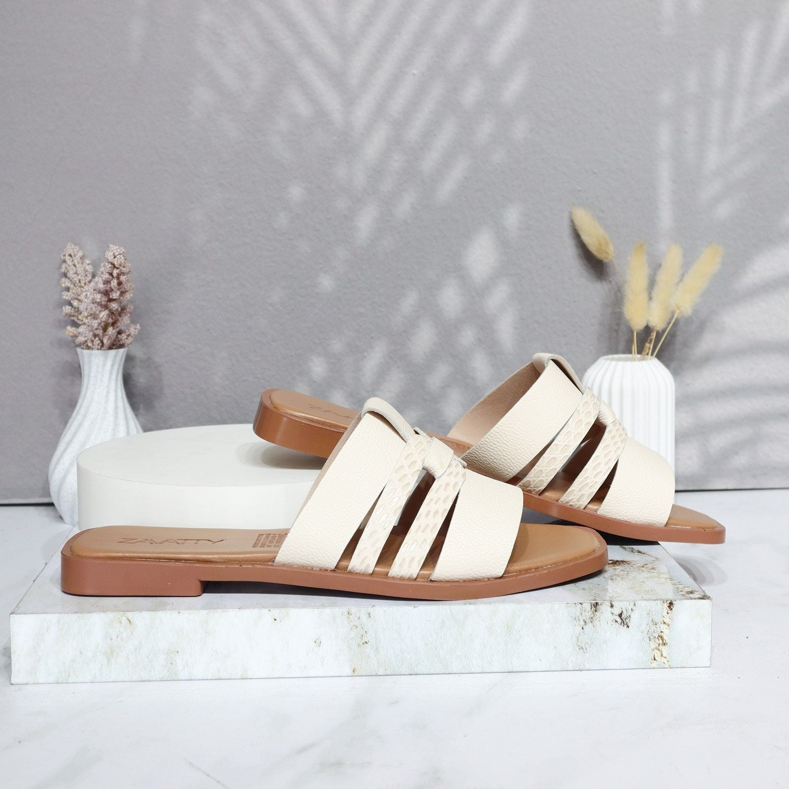 Sandalia plana talco cuero para mujer 25C39-Z19