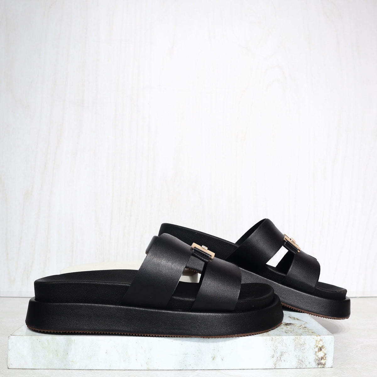 Sandalia canoa negro para mujer 26032-Z43