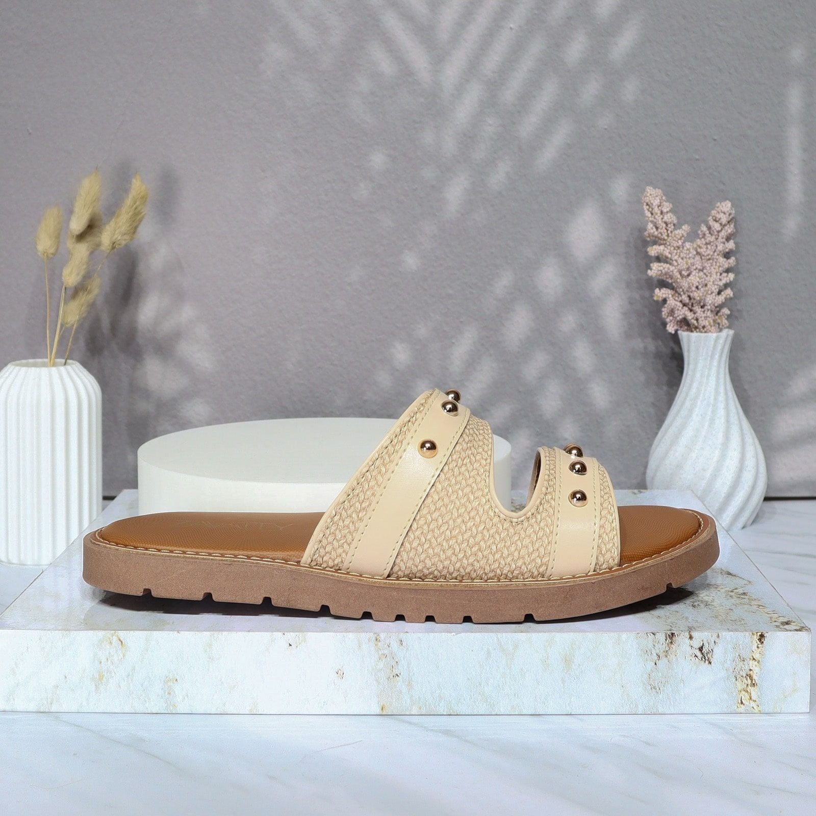 Sandalia plana beige para mujer 327-Z447