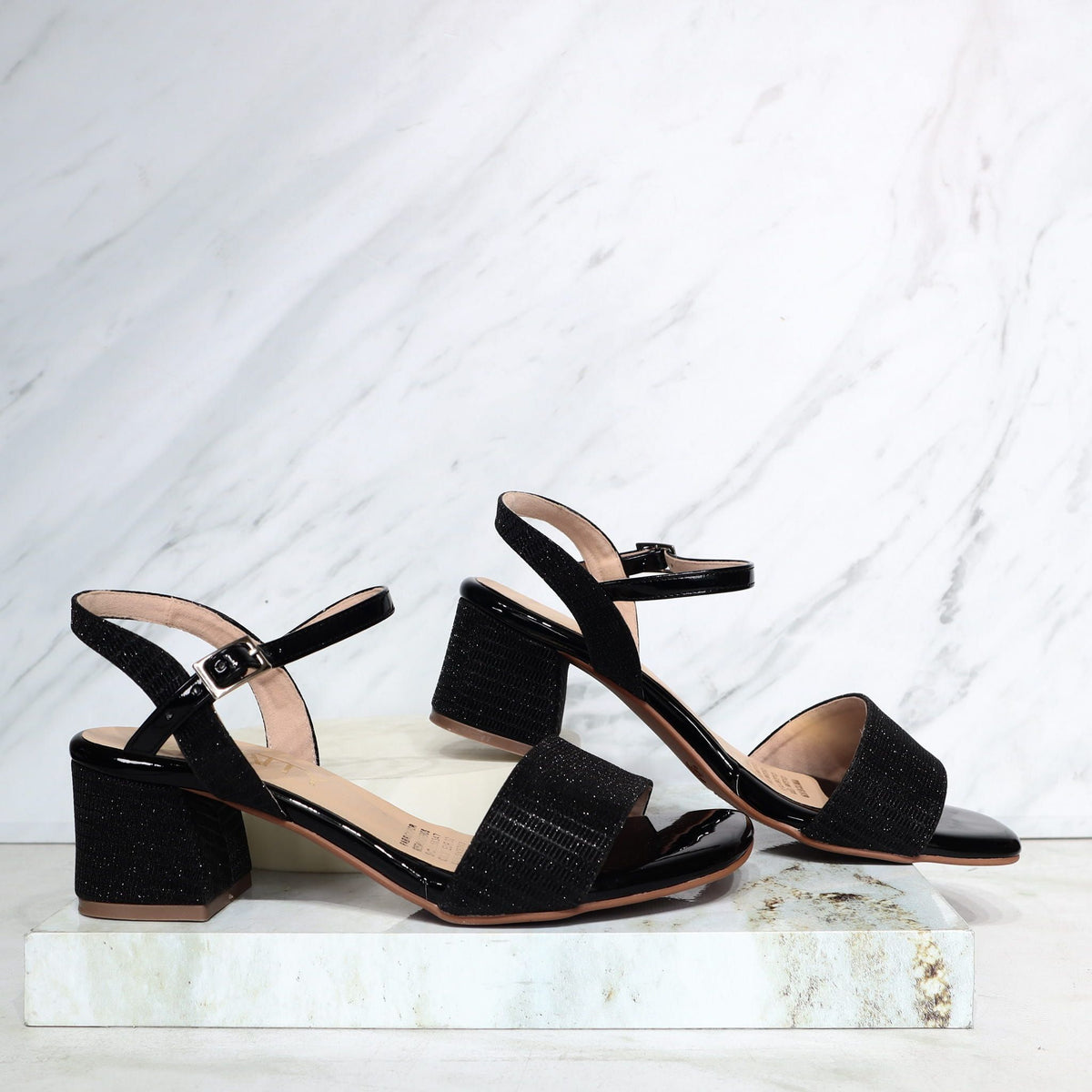 Sandalia 5 1/2 negro para mujer 593-Z522