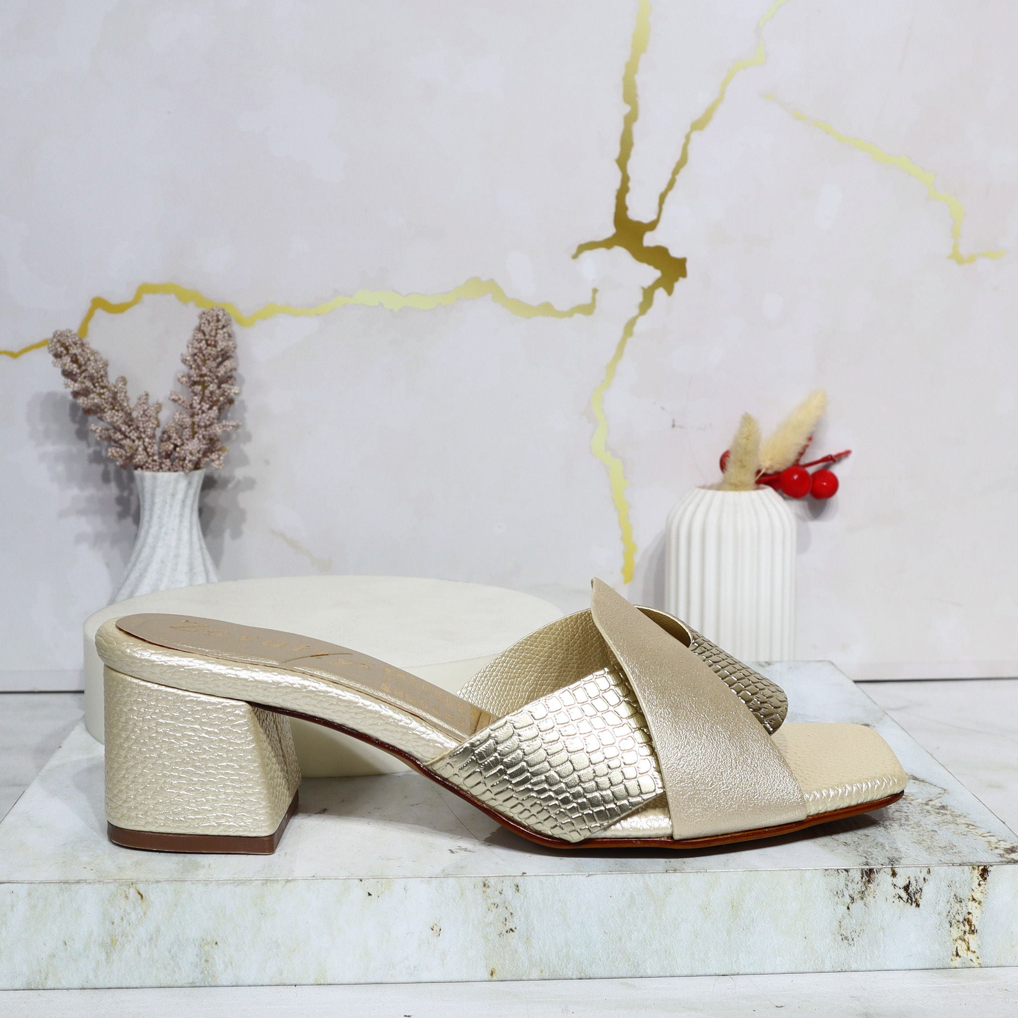 Sandalia plana champaña para mujer 710-Z509