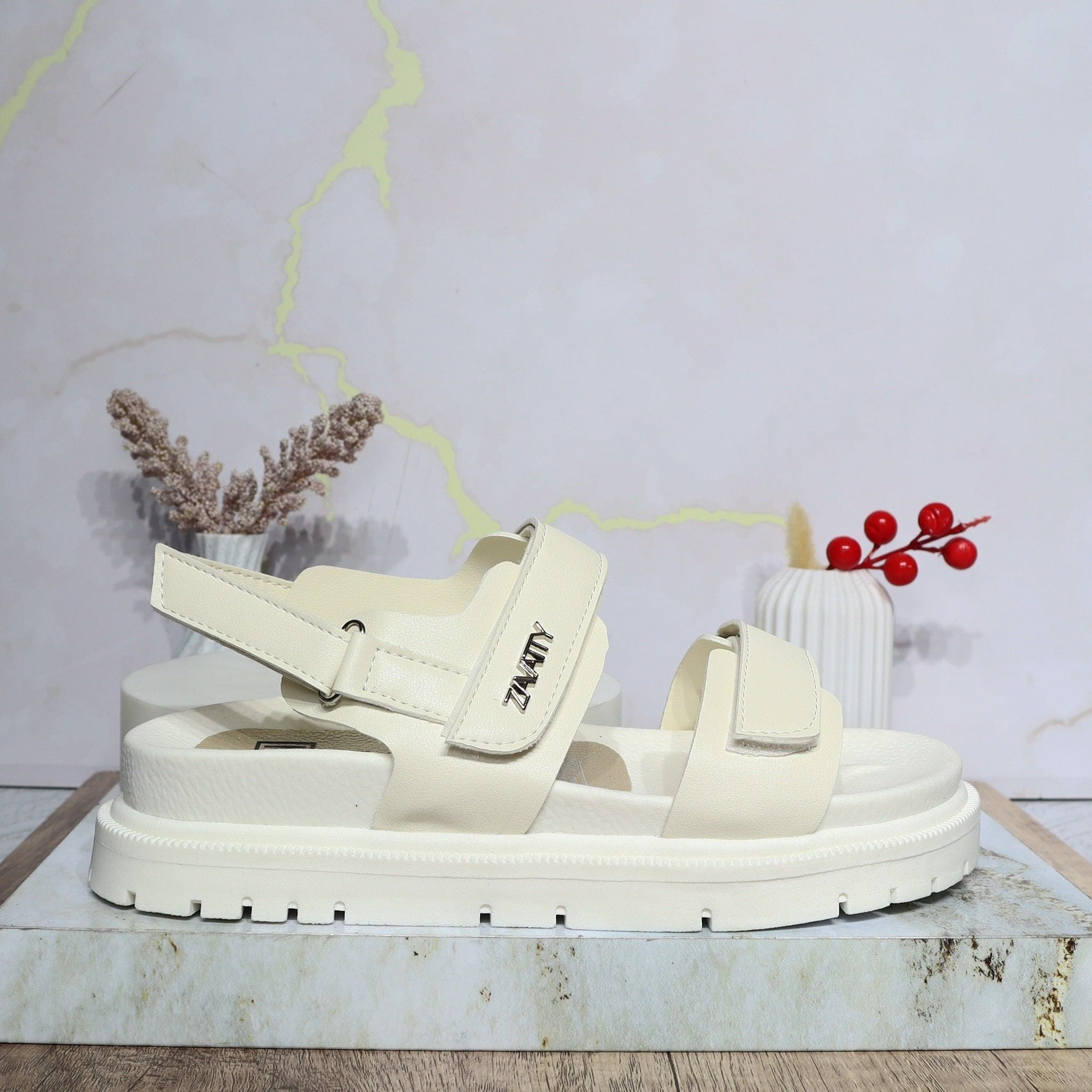 Sandalia plana talco para mujer H-BRENDA