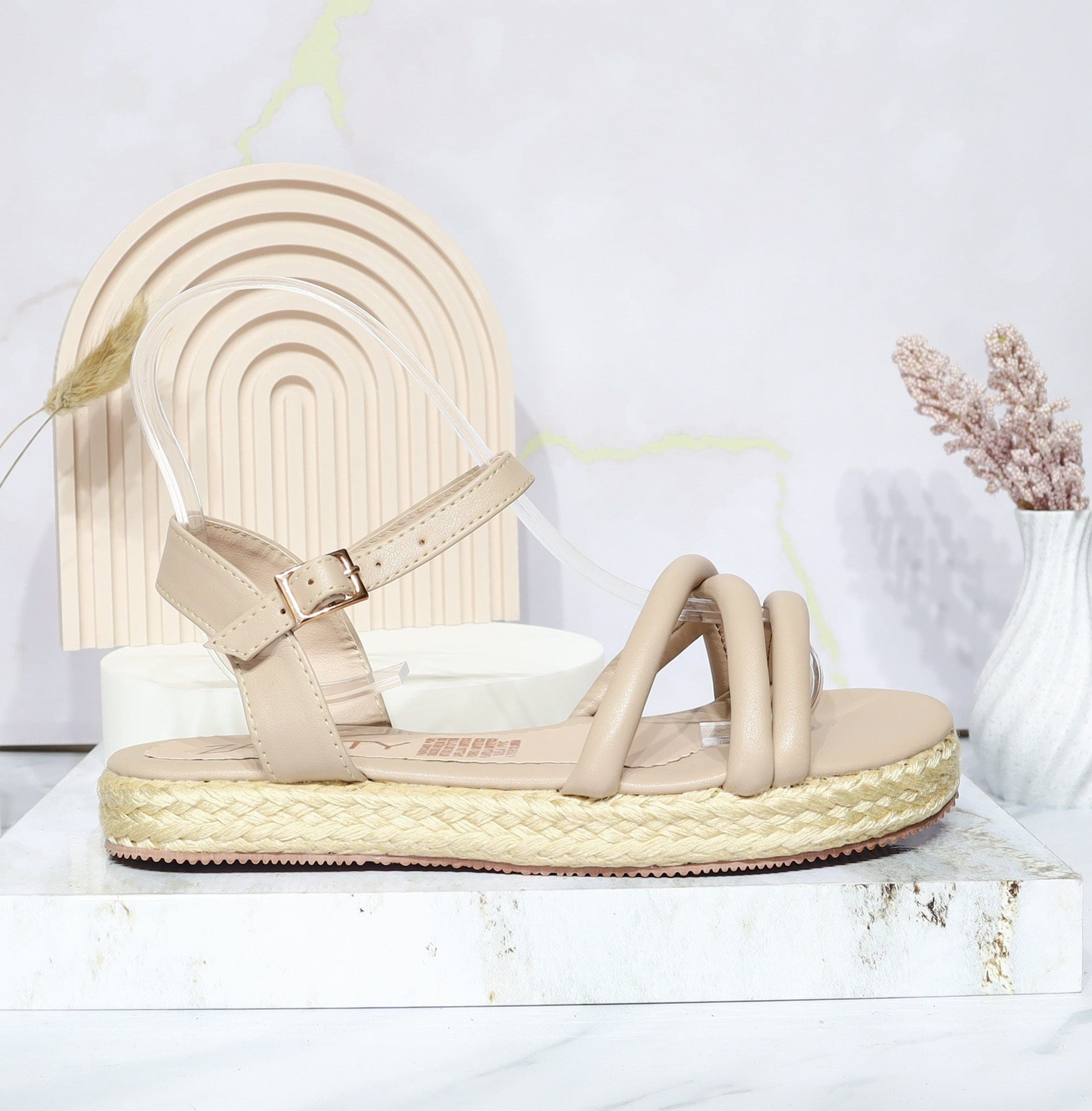 Sandalia plana arena para mujer M144-Z471