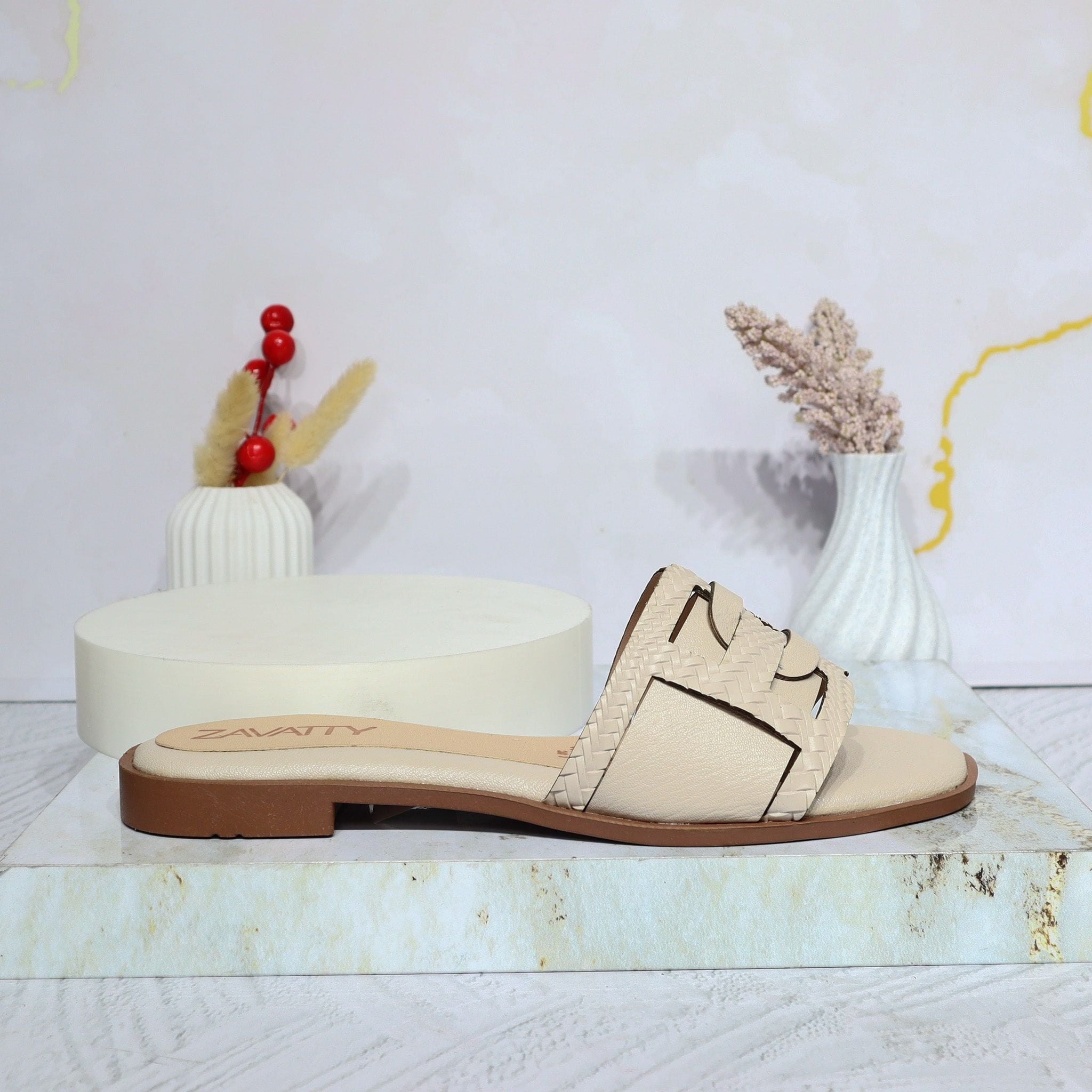 Sandalia plana beige para mujer P322-Z84