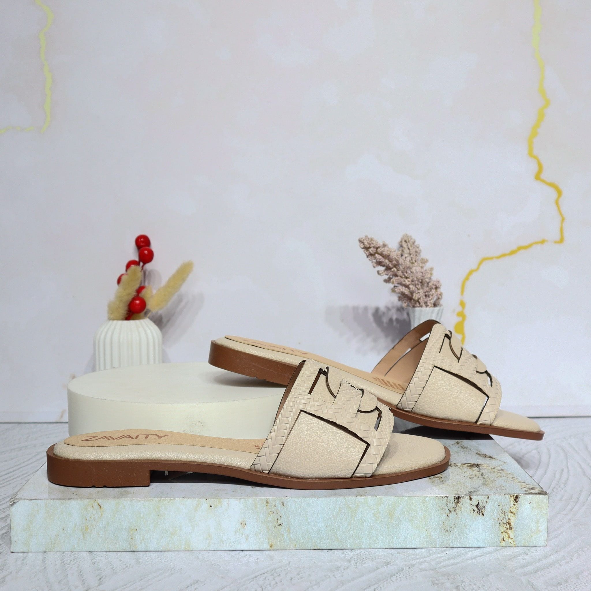 Sandalia plana beige para mujer P322-Z84