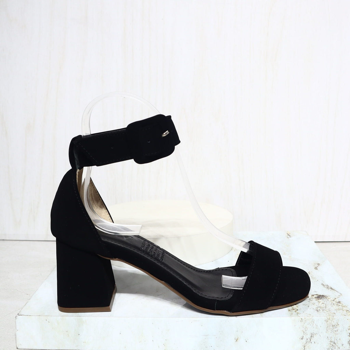 Sandalia 5 1/2 negro nobuck para mujer Q44-Z471