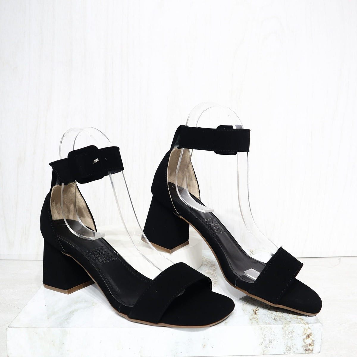 Sandalia 5 1/2 negro nobuck para mujer Q44-Z471