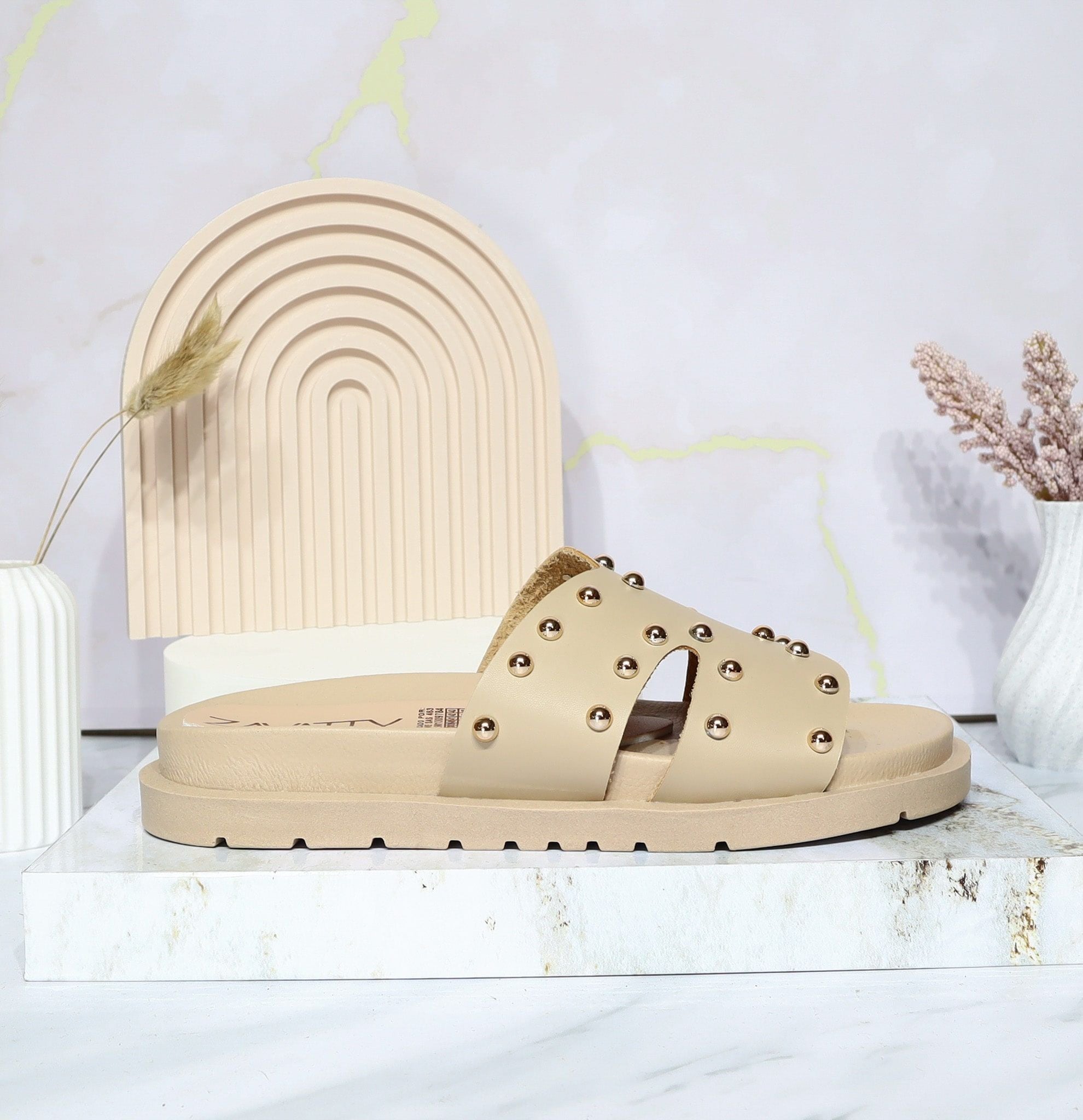 Sandalia plana arena para mujer R002-Z111