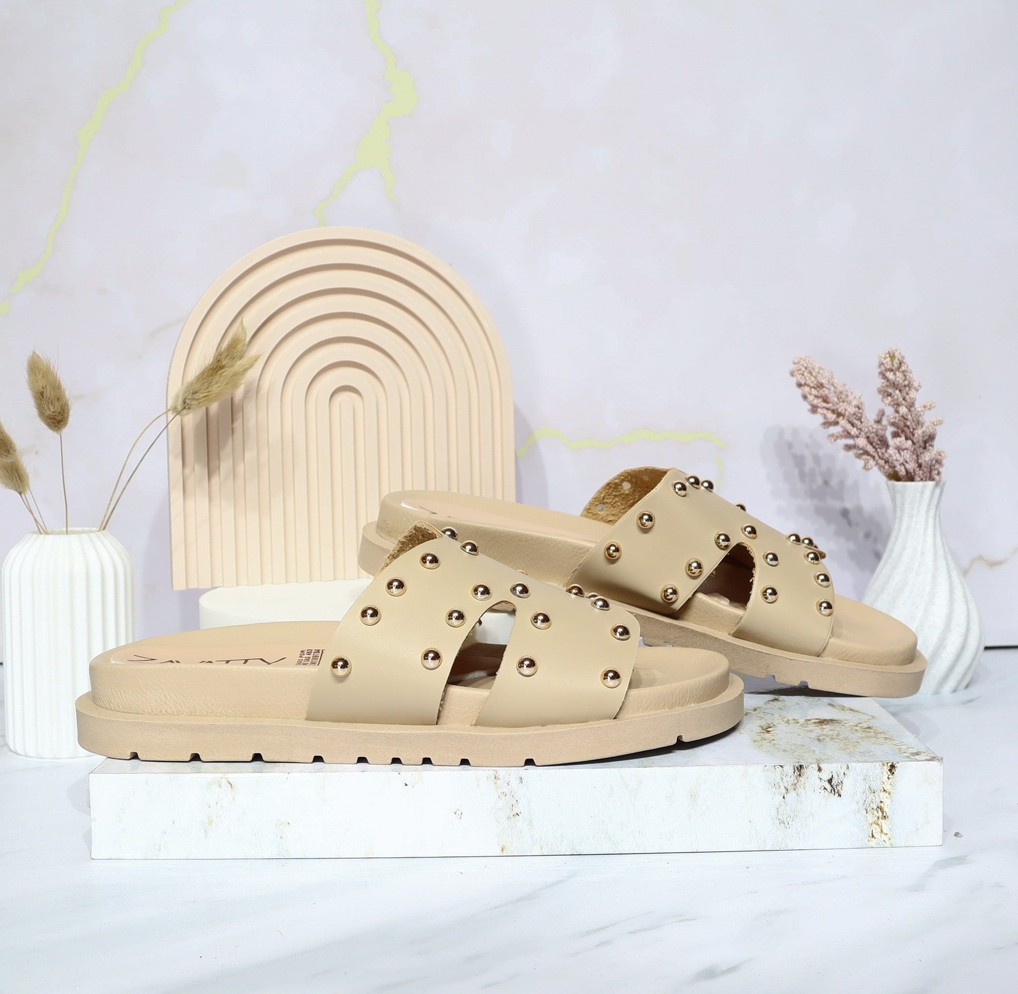 Sandalia plana arena para mujer R002-Z111