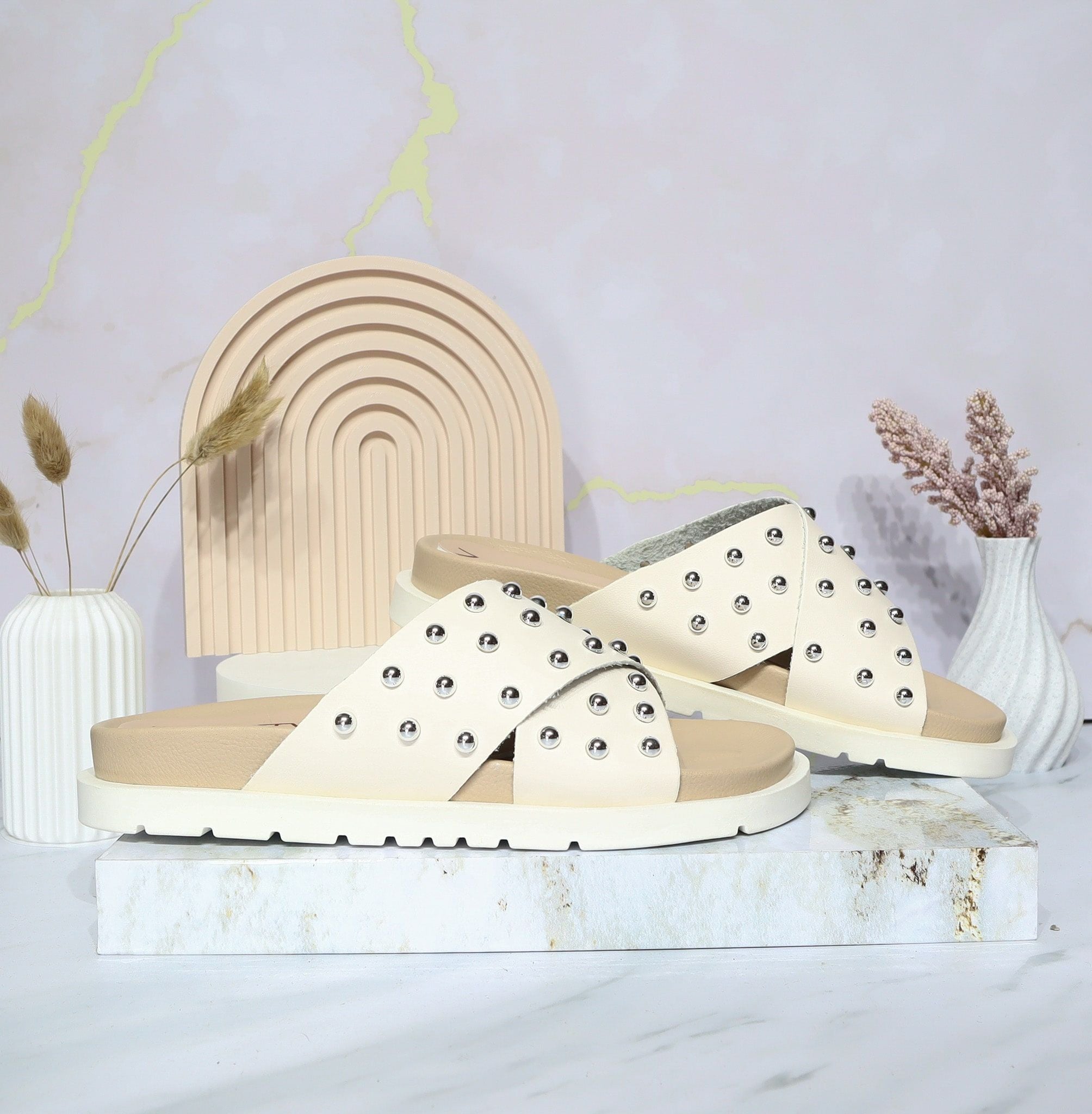 Sandalia plana talco para mujer R004-Z111