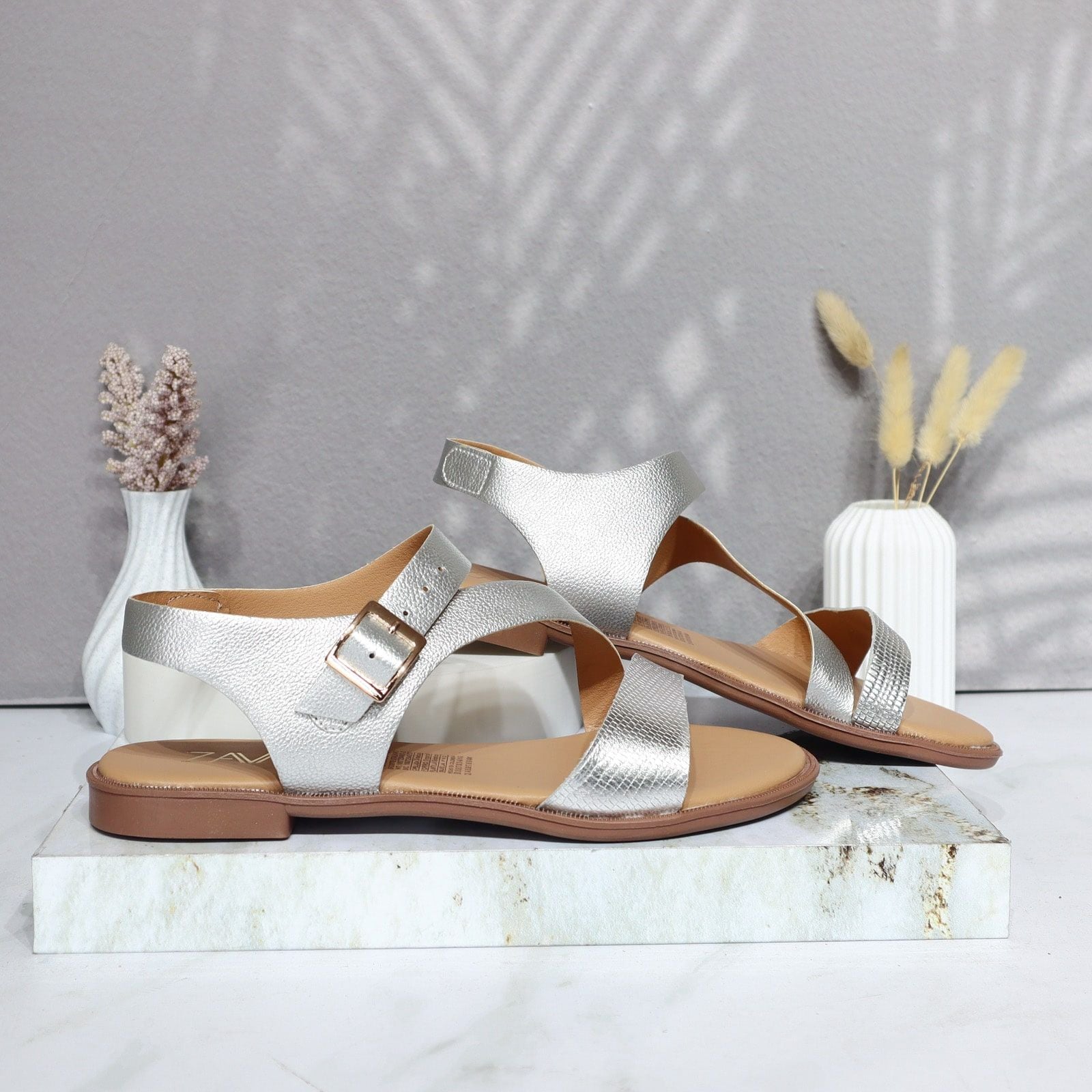 Sandalia plana plateado cuero para mujer TL112-Z19