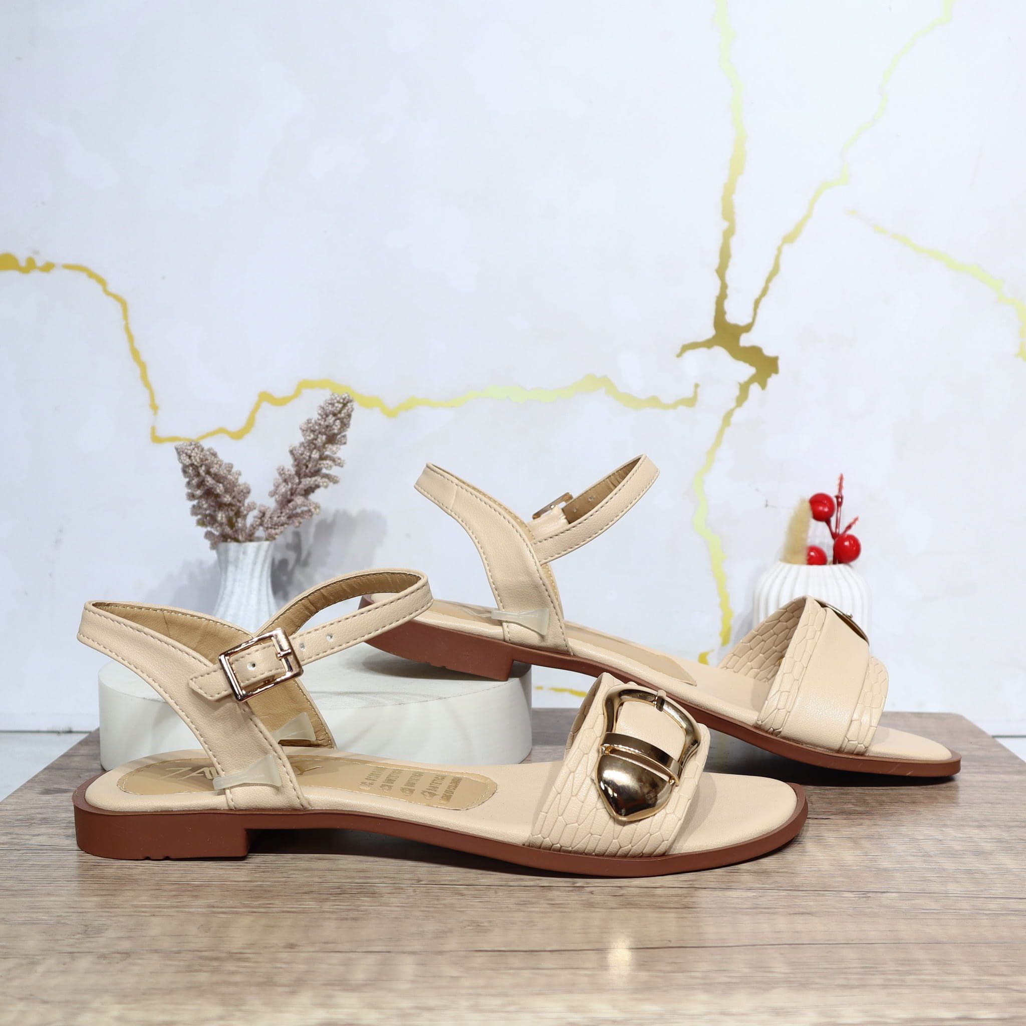 Sandalia plana beige para mujer V310-Z84
