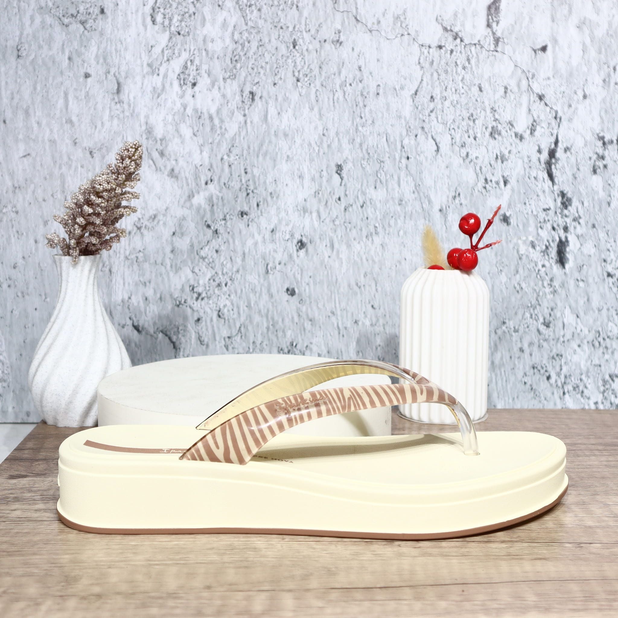 Sandalia plana beige para mujer VT27495