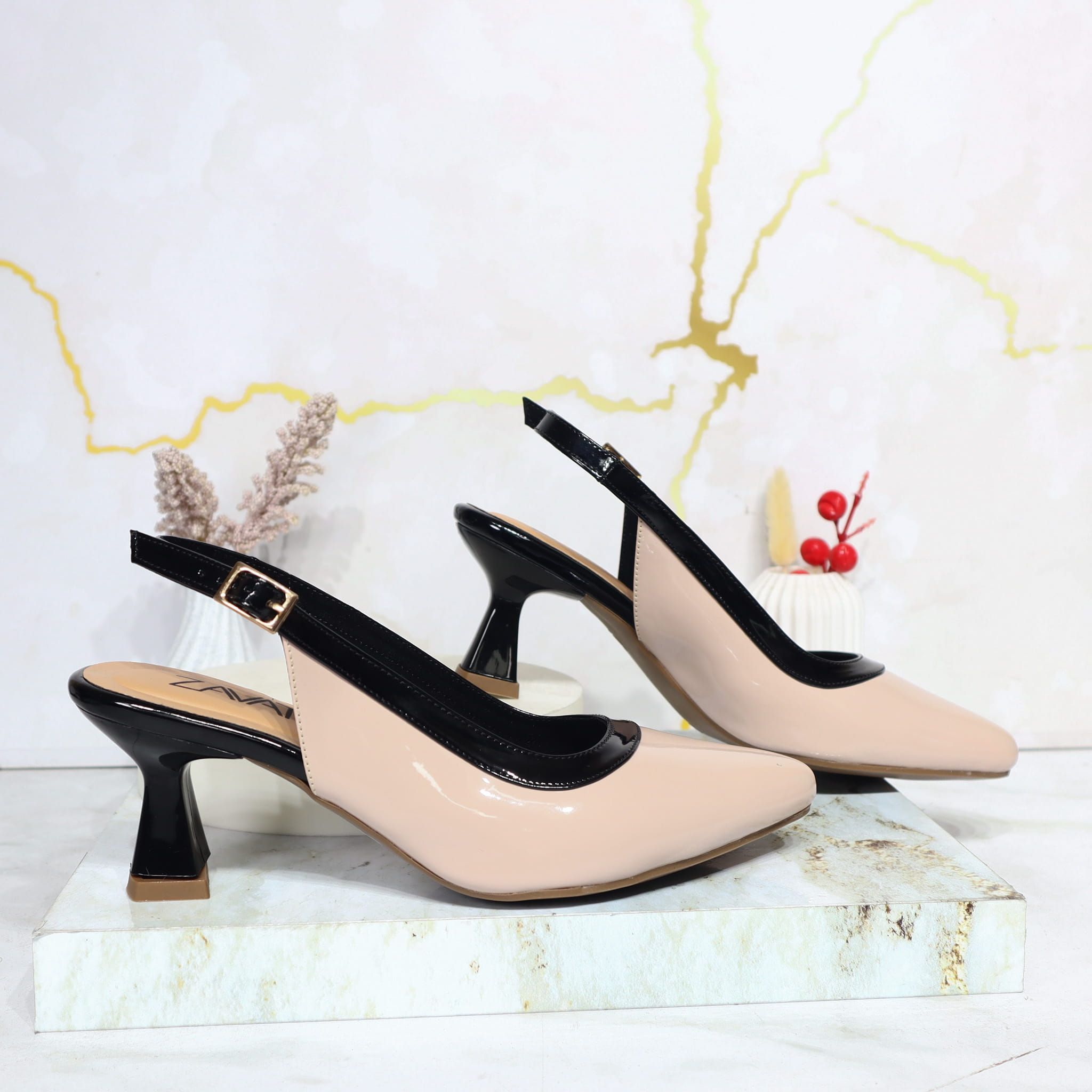 Sandalia tacon nude charol para mujer R0299-Z610