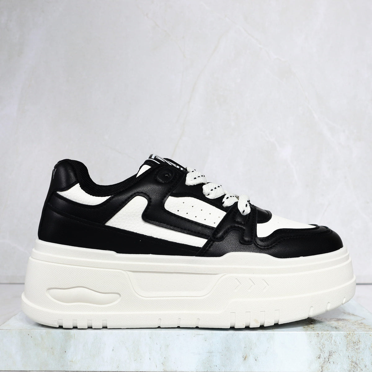 Tenis blanco x negro para mujer 250510-Z477