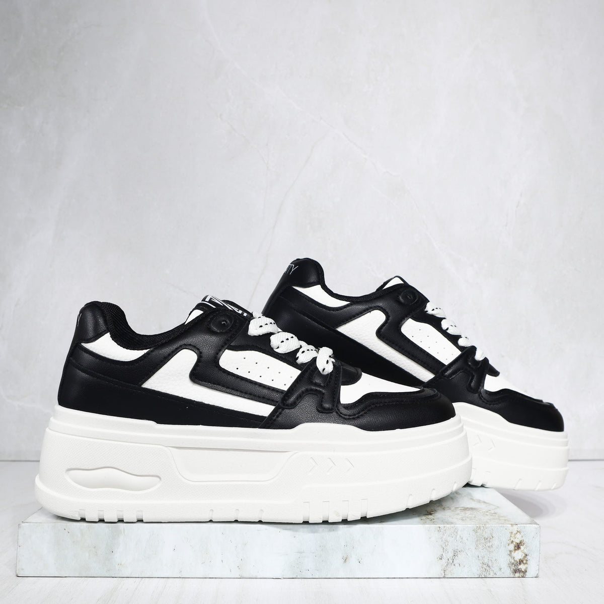 Tenis blanco x negro para mujer 250510-Z477