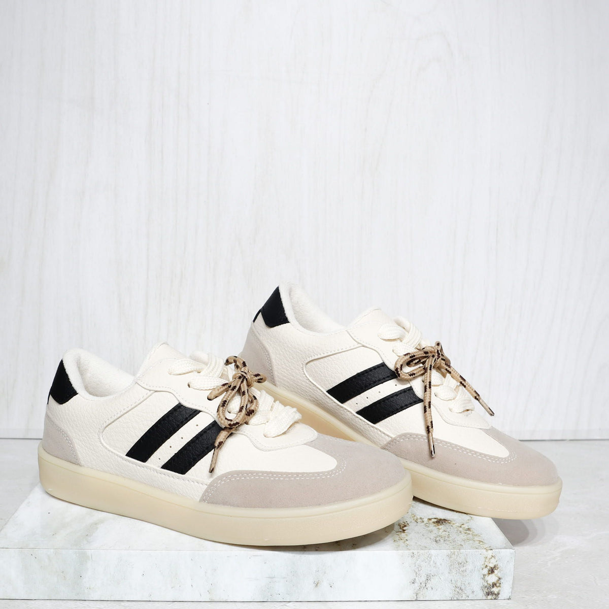 Tenis beige x negro para mujer 8049-Z802