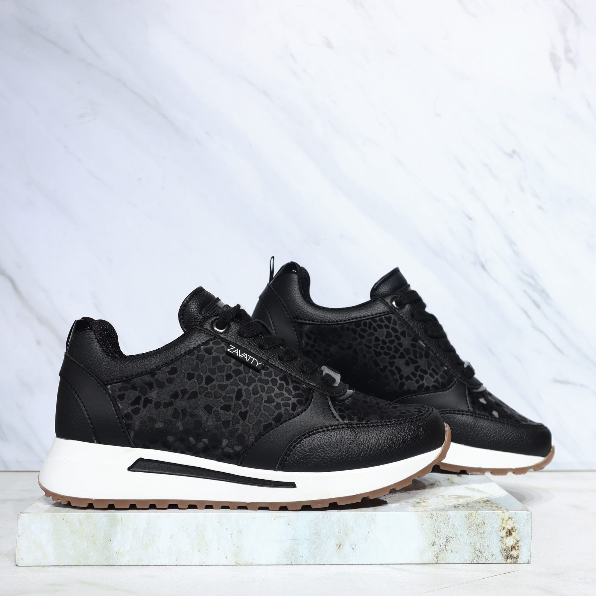 Tenis negro brillante para mujer TA868