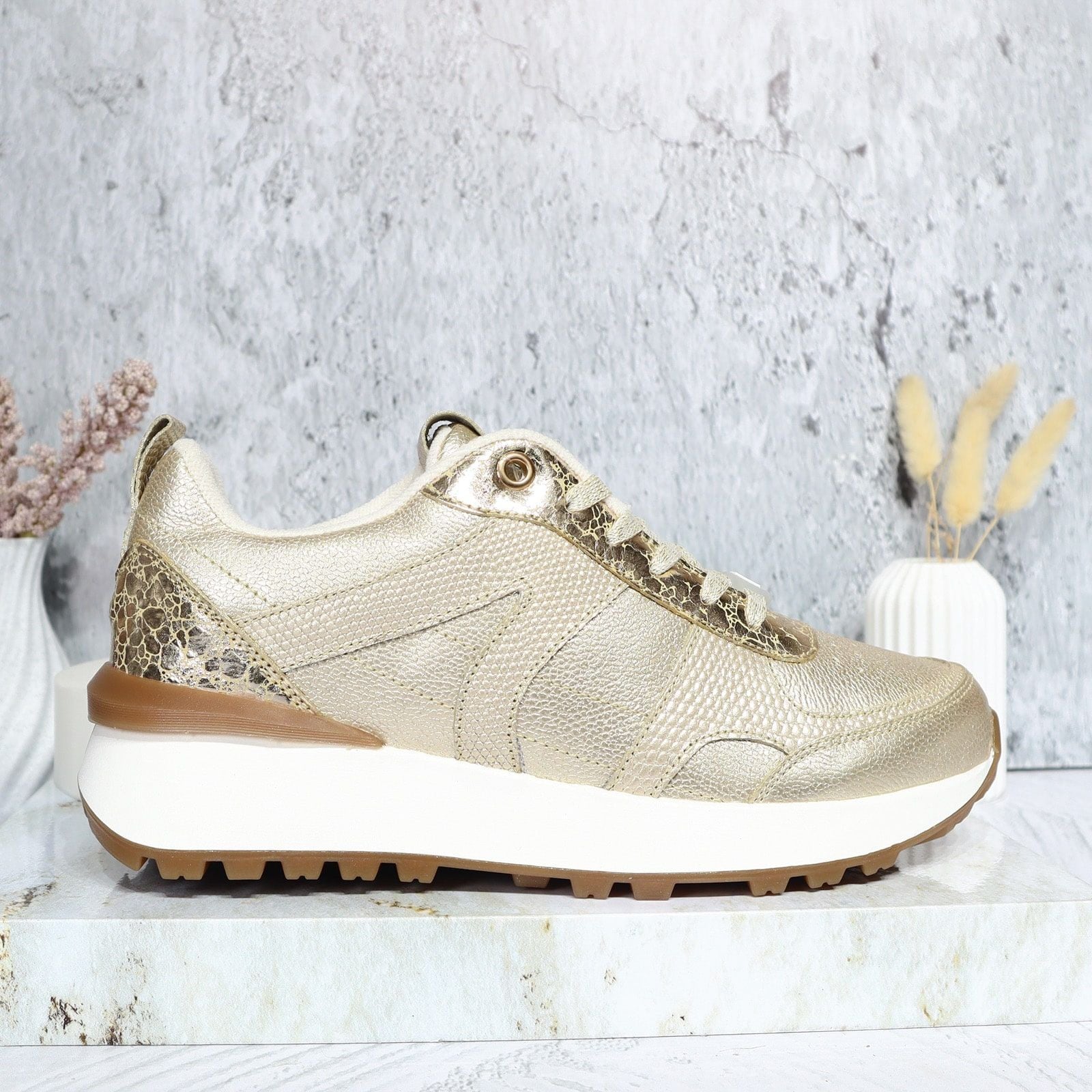 Tenis dorado para mujer TAC952