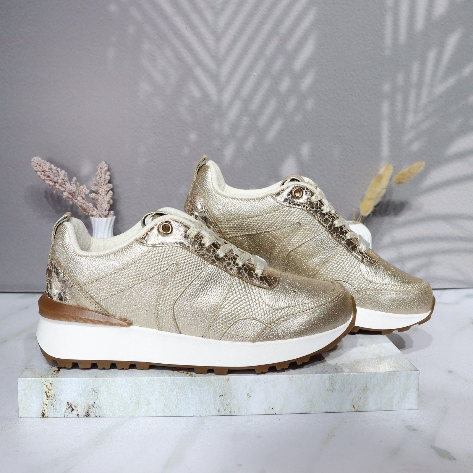 Tenis dorado para mujer TAC952