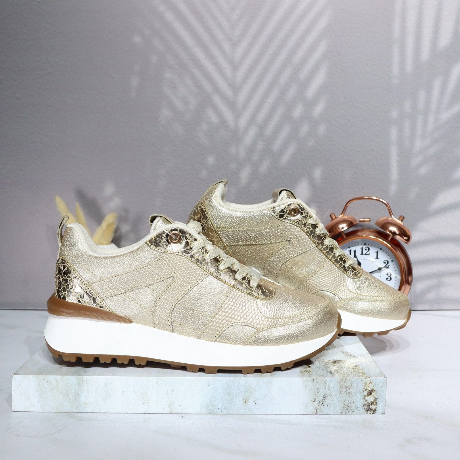 Tenis dorado para mujer TAC952