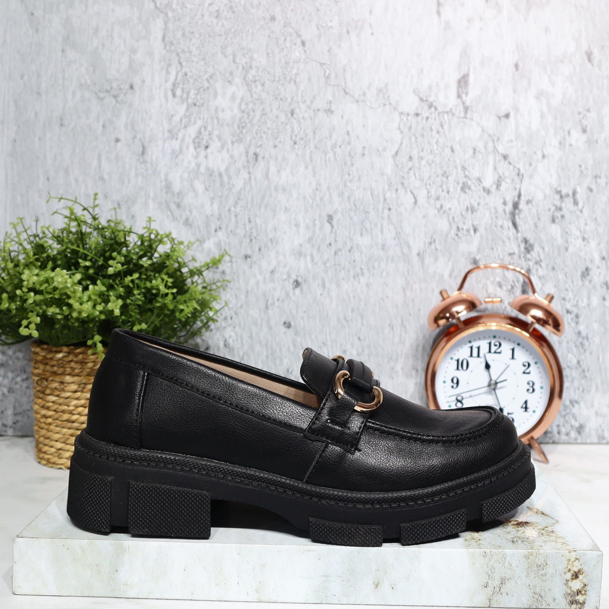 Mocasin negro tipo cuero para mujer 472-Z284