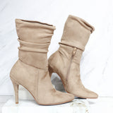 Botin tacon 7 1/2 arena gamuza para mujer 71577-Z279