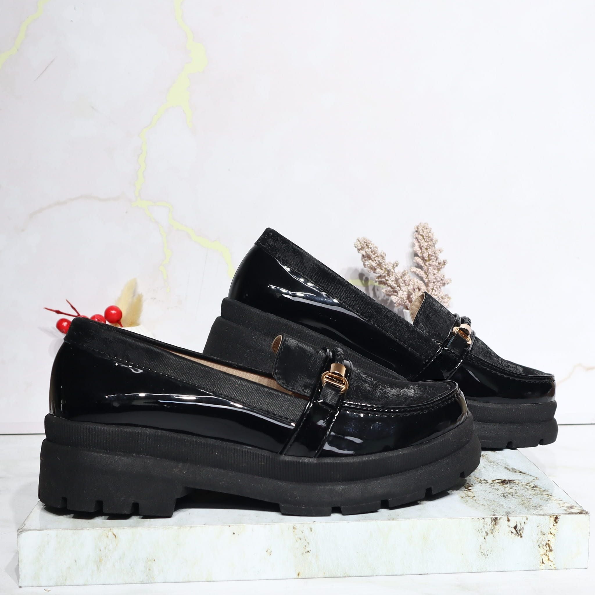 Mocasin negro charol para mujer 609-Z284