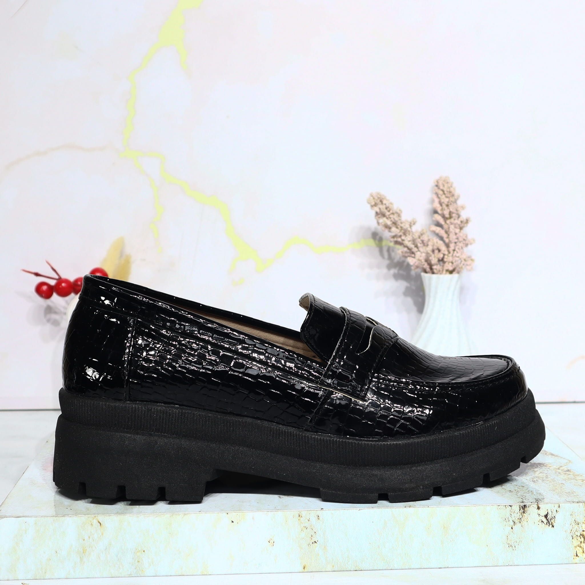 Mocasin negro charol para mujer 625-Z284