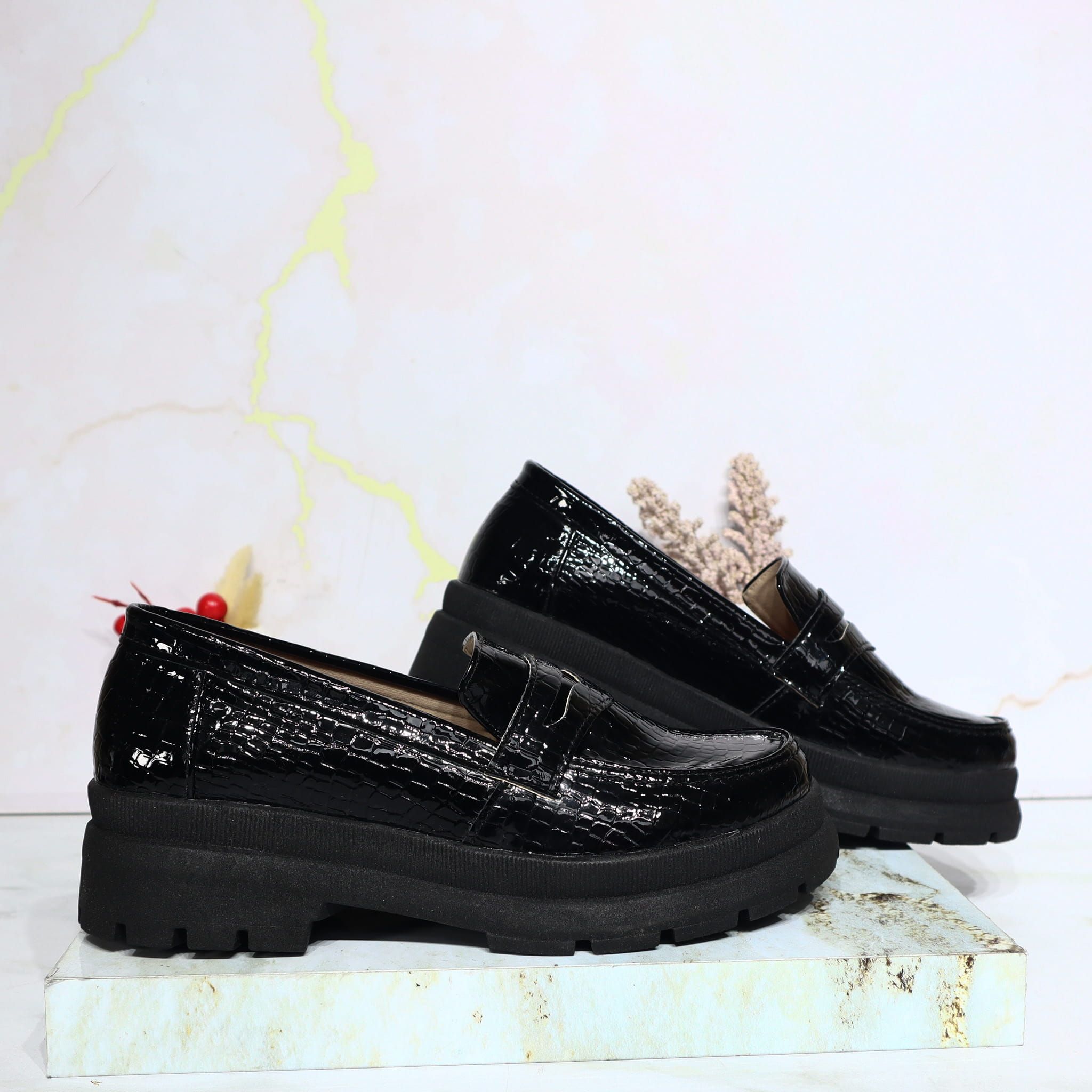 Mocasin negro charol para mujer 625-Z284