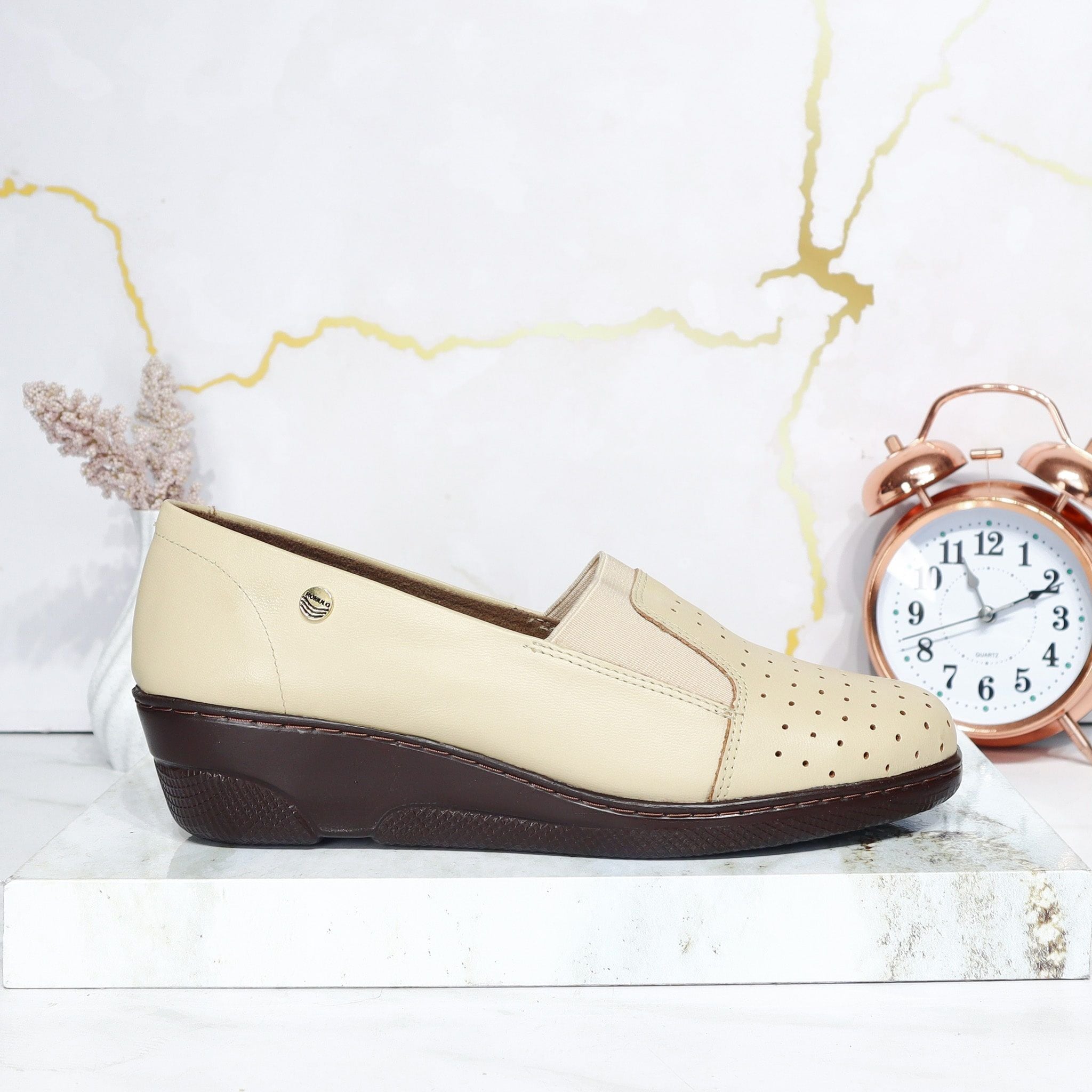 Romulo cerrado beige para mujer RO3669